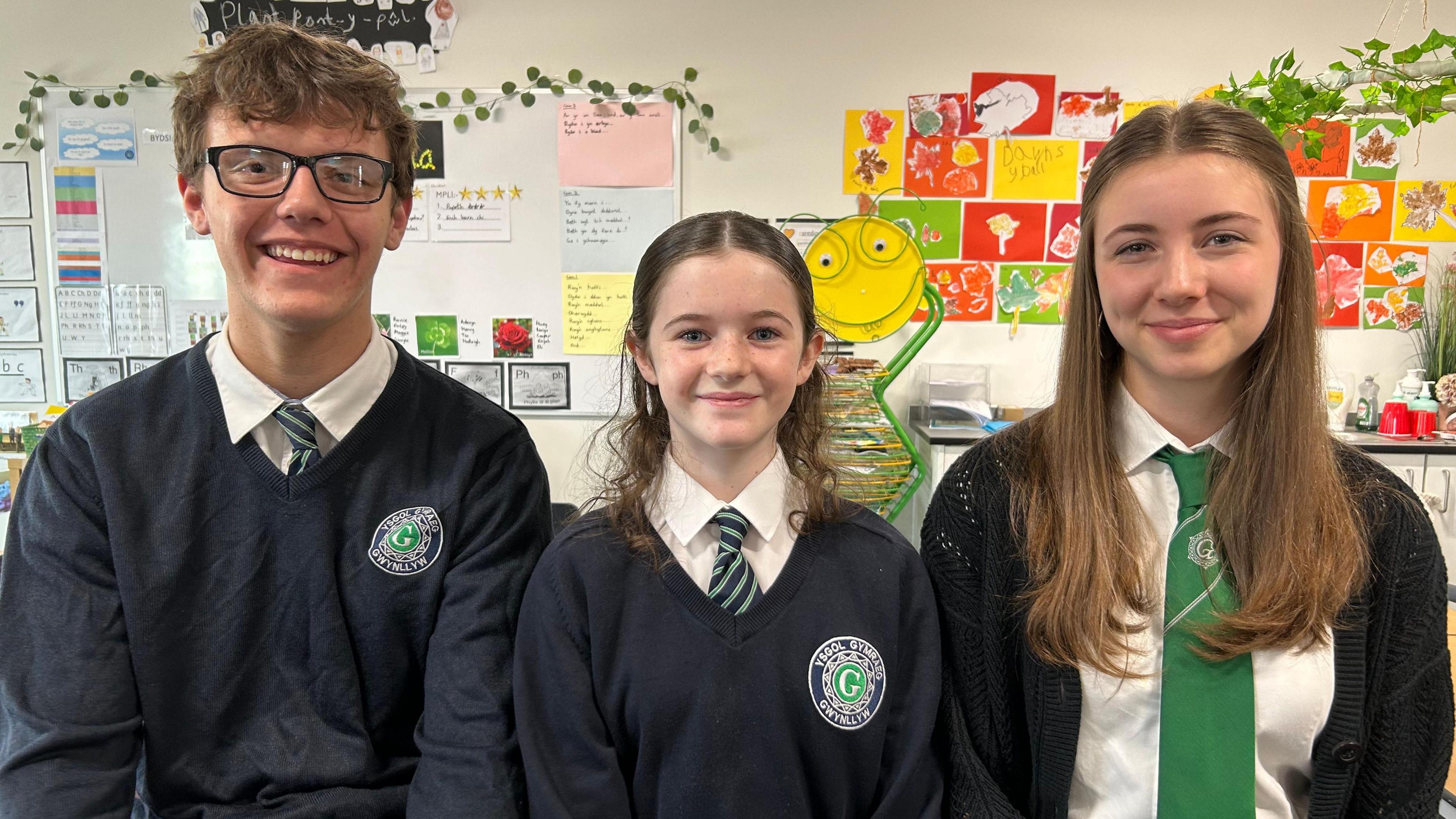 Dewi, Phoebe a Lowri o Ysgol Gymraeg Gwynllyw