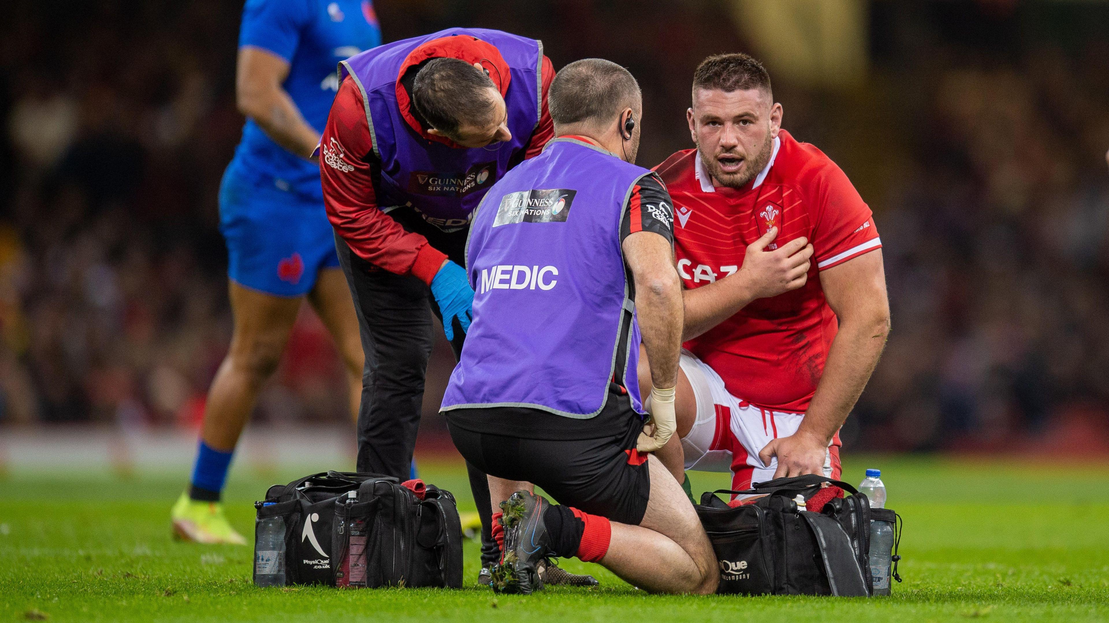 Prop Cymru Gareth Thomas yn derbyn triniaeth wedi iddo ddioddef anaf i'w ben yn erbyn Yr Eidal yn 2024