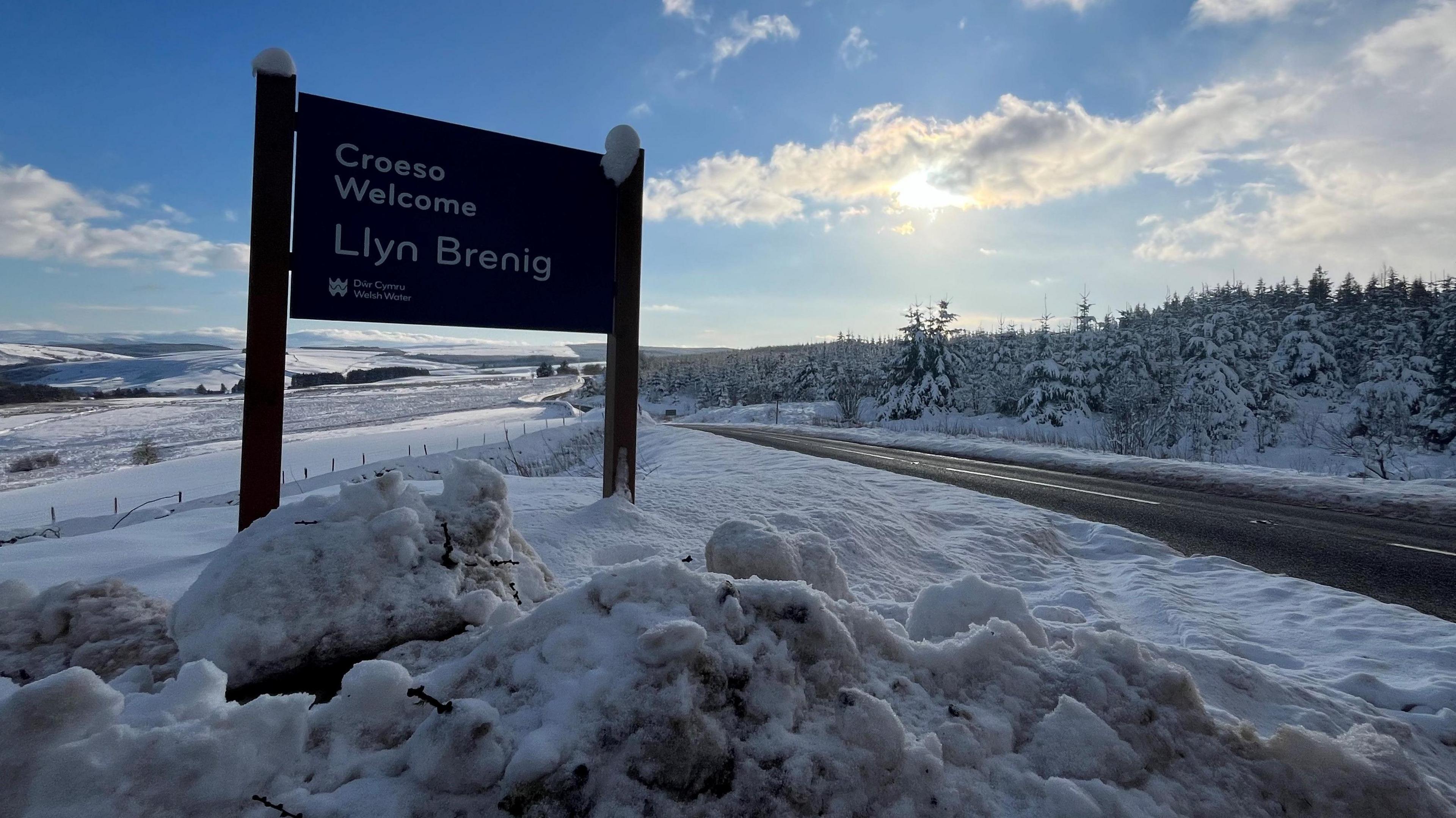 Mae trwch o eira wedi disgyn ger Llyn Brenig - sydd ar y ffin rhwng siroedd Conwy a Dinbych