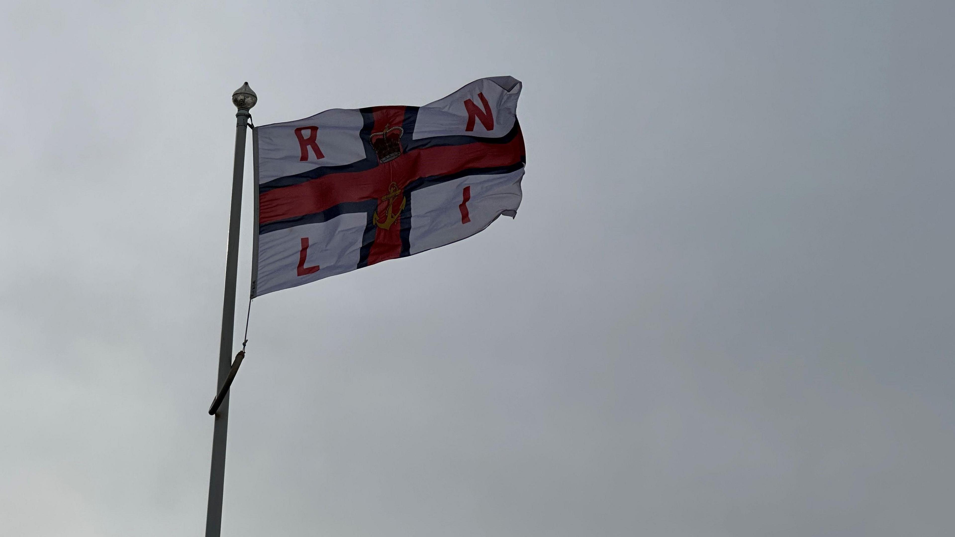 An RNLI flag flying 