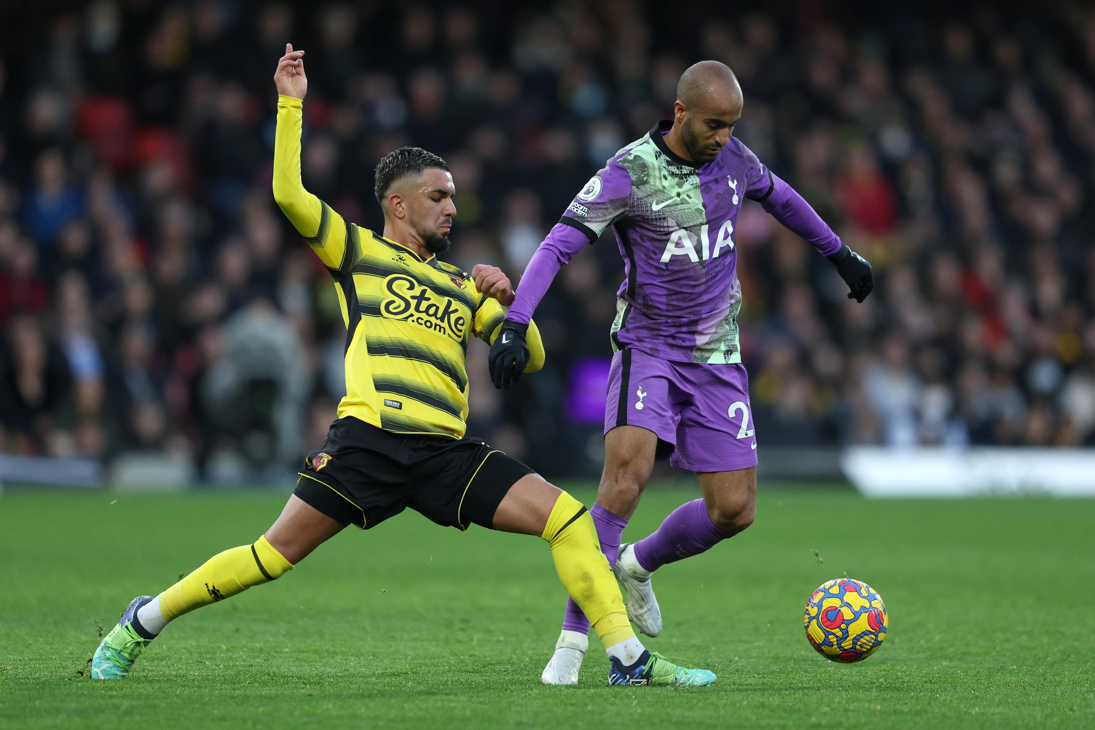 Imran Louza challenges Lucas Moura for the ball