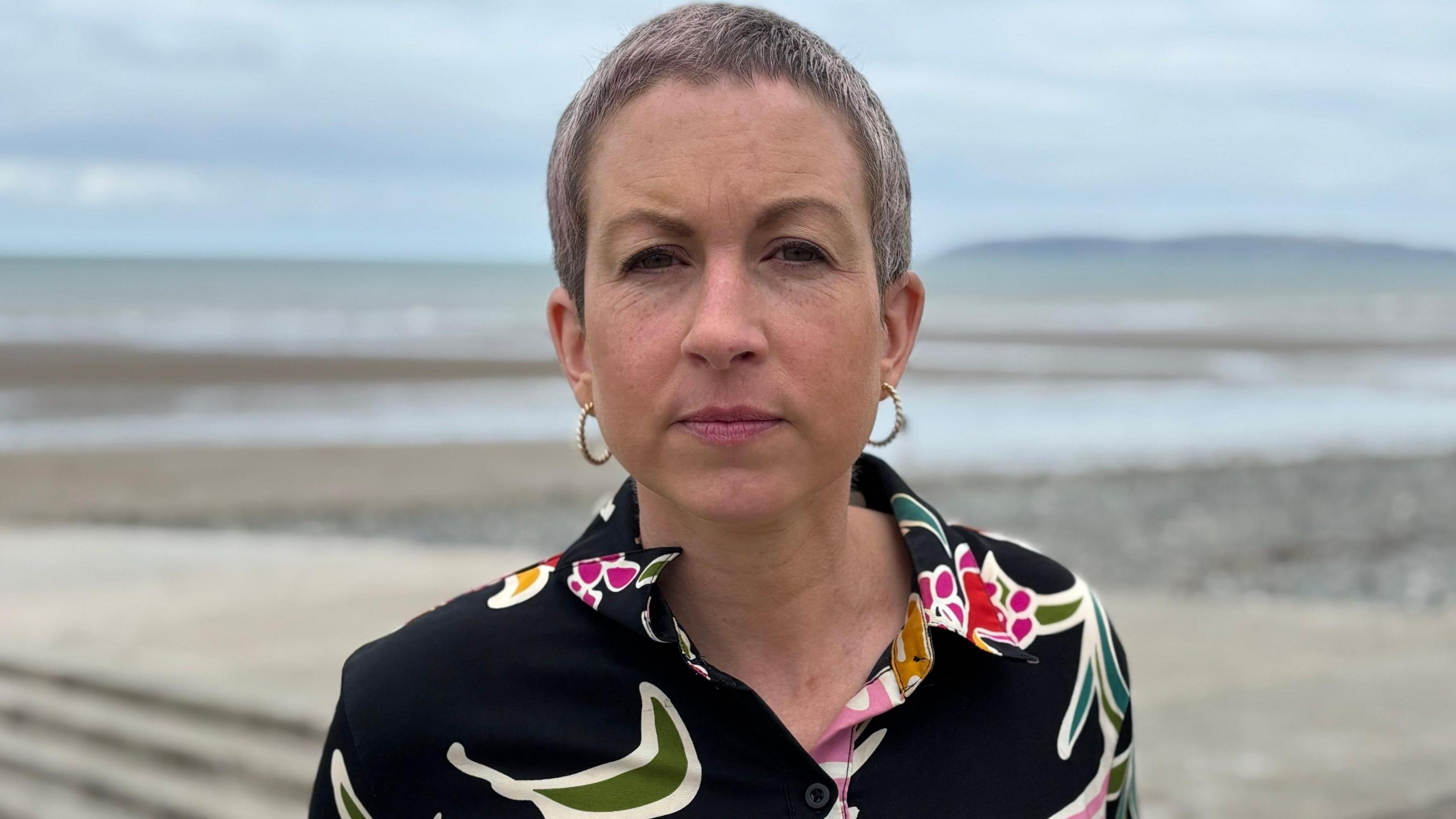 Mae Aelod Seneddol Bangor Aberconwy, Claire Hughes eisiau i bawb fod yn ymwybodol o beryglon dŵr