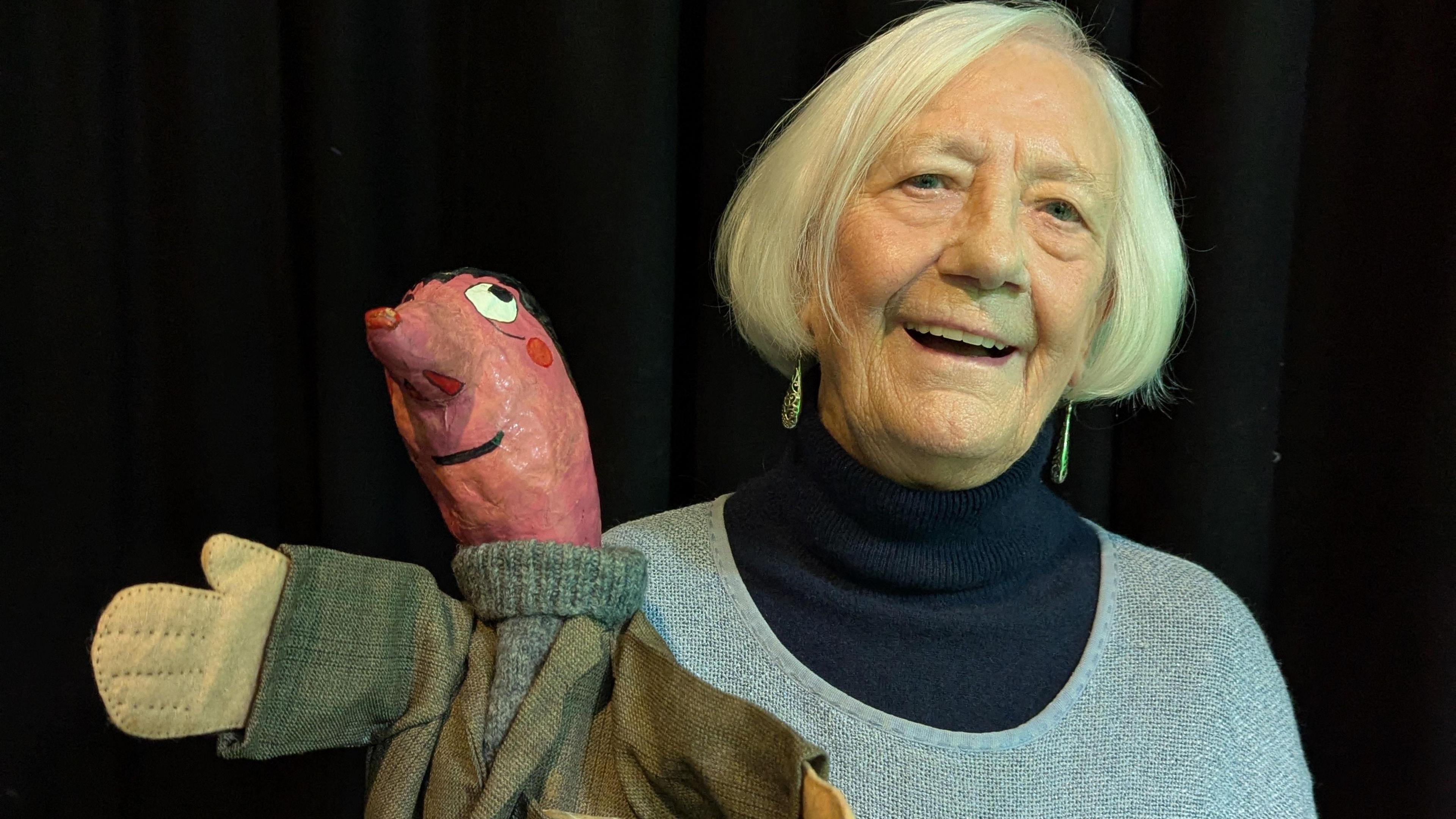 Dolina NicIllinnein le neach-brèige de Angus Òg