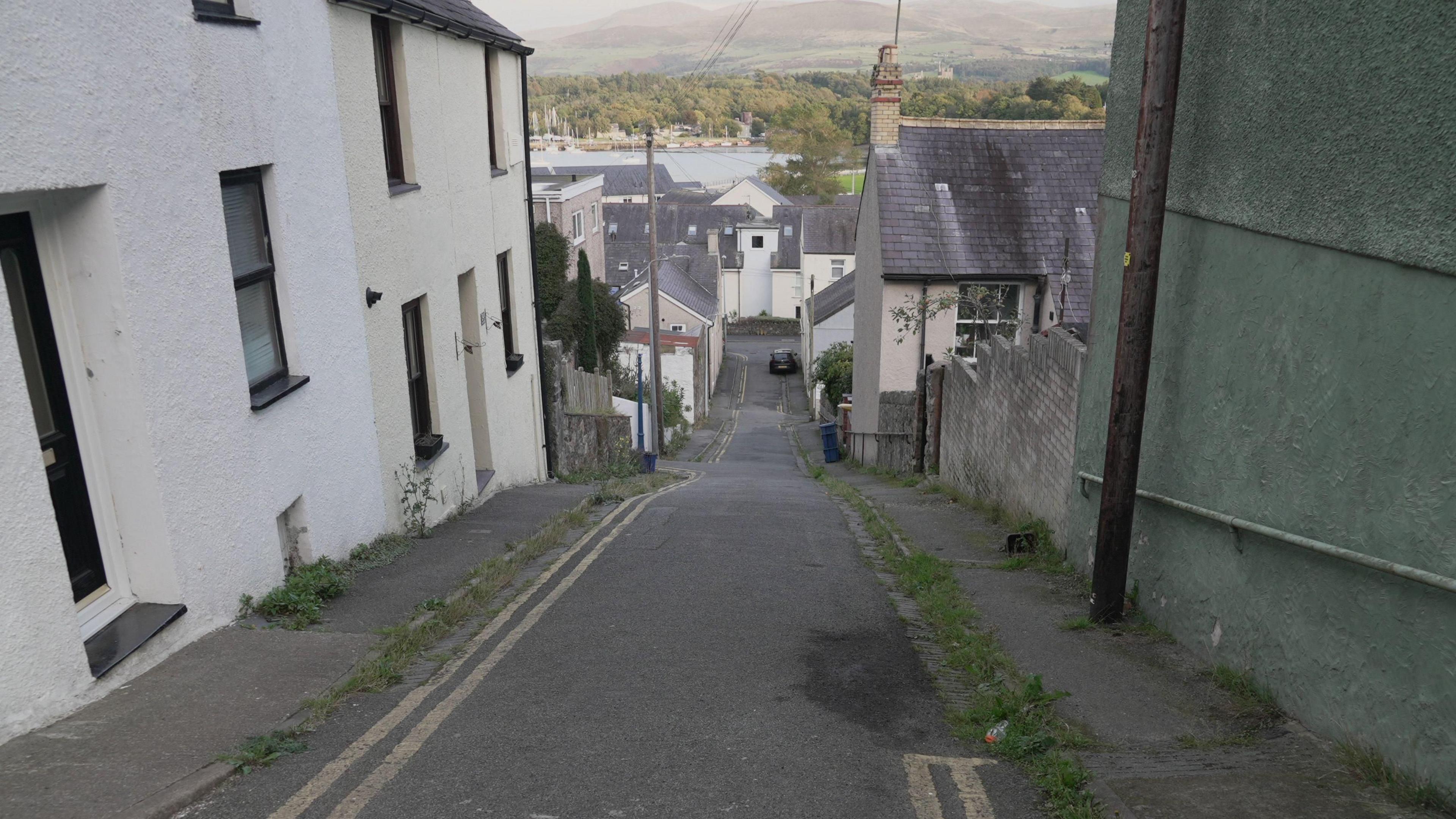 Cafodd y ddynes ei tharo gan y fan ar Allt y Garth ym Mangor toc wedi hanner dydd