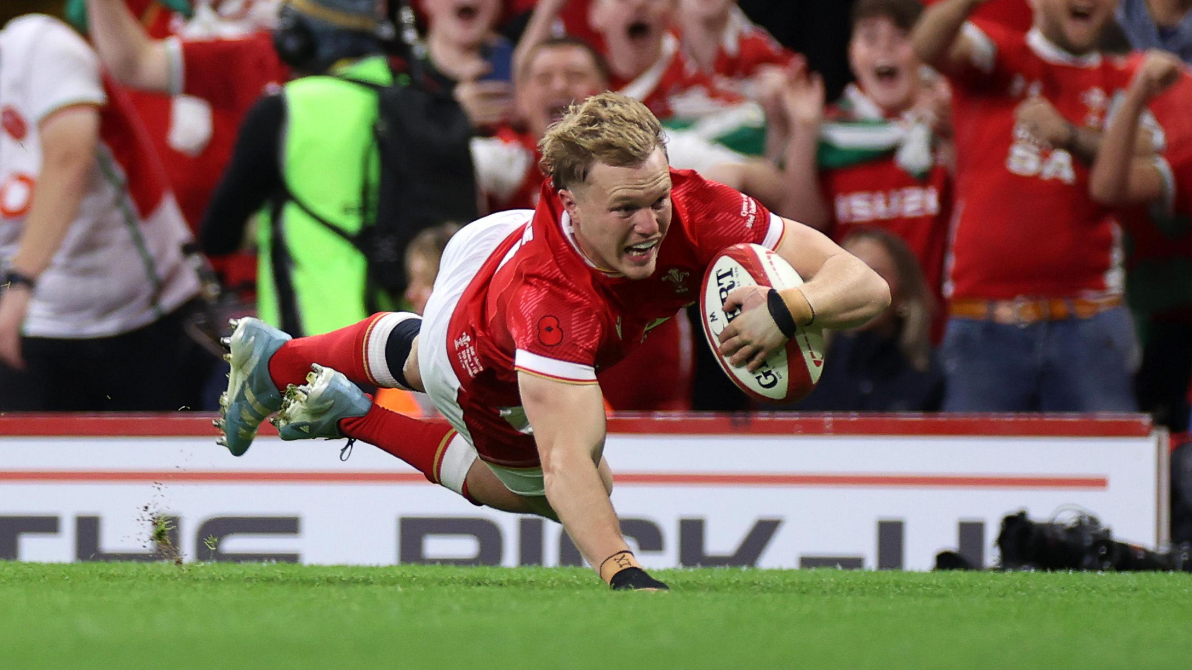 Blair Murray scores opening try for Wales