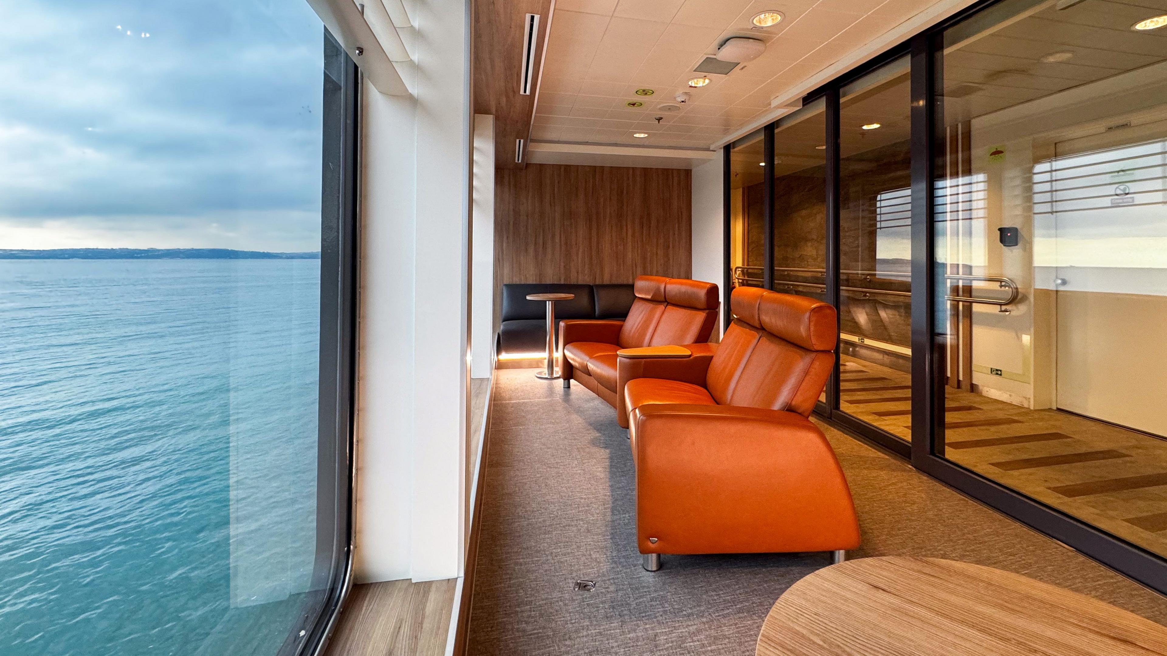 Taobh a-staigh an MV Isle of Islay