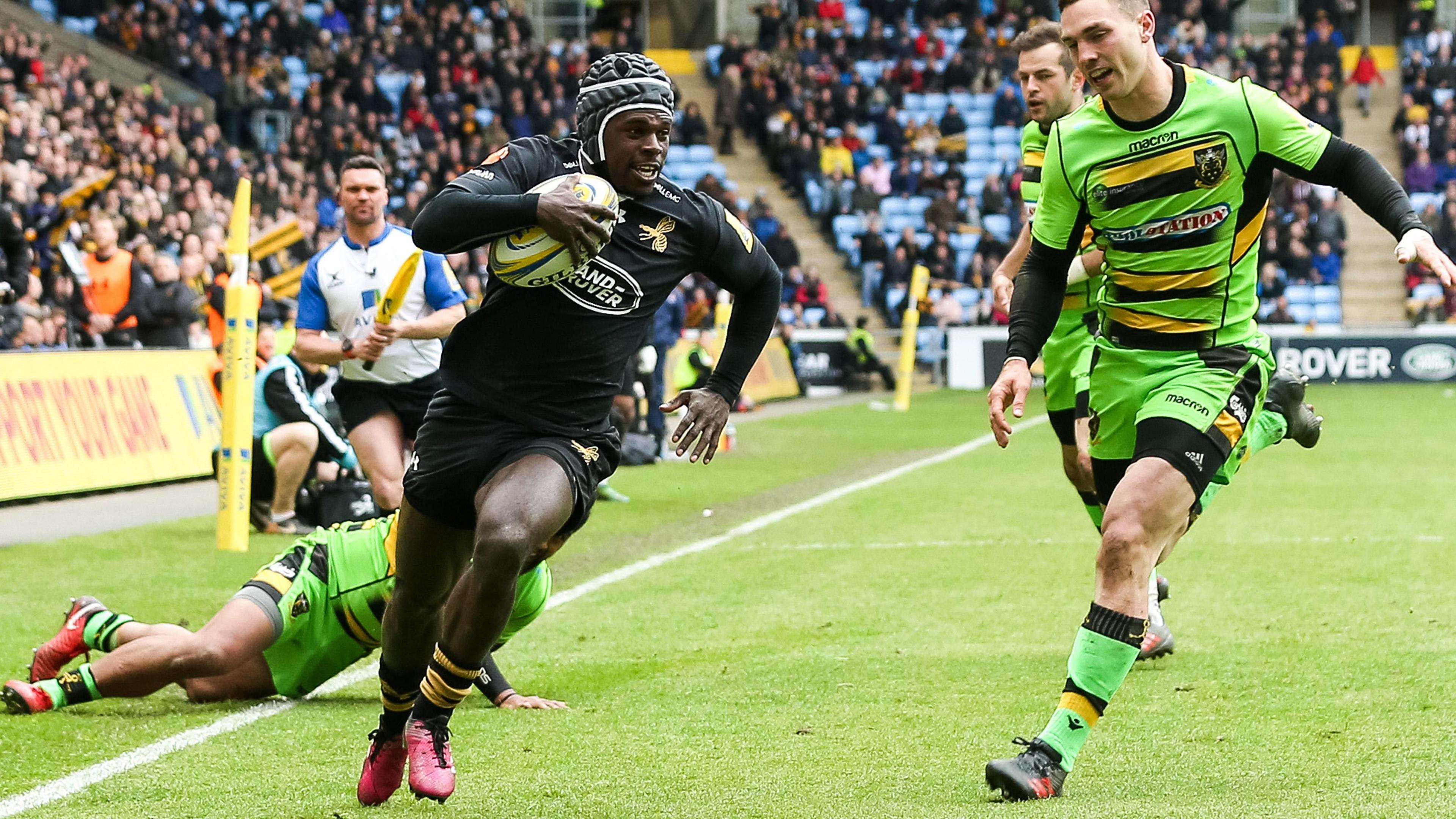 Christian Wade (left) running over to score a try for Wasps