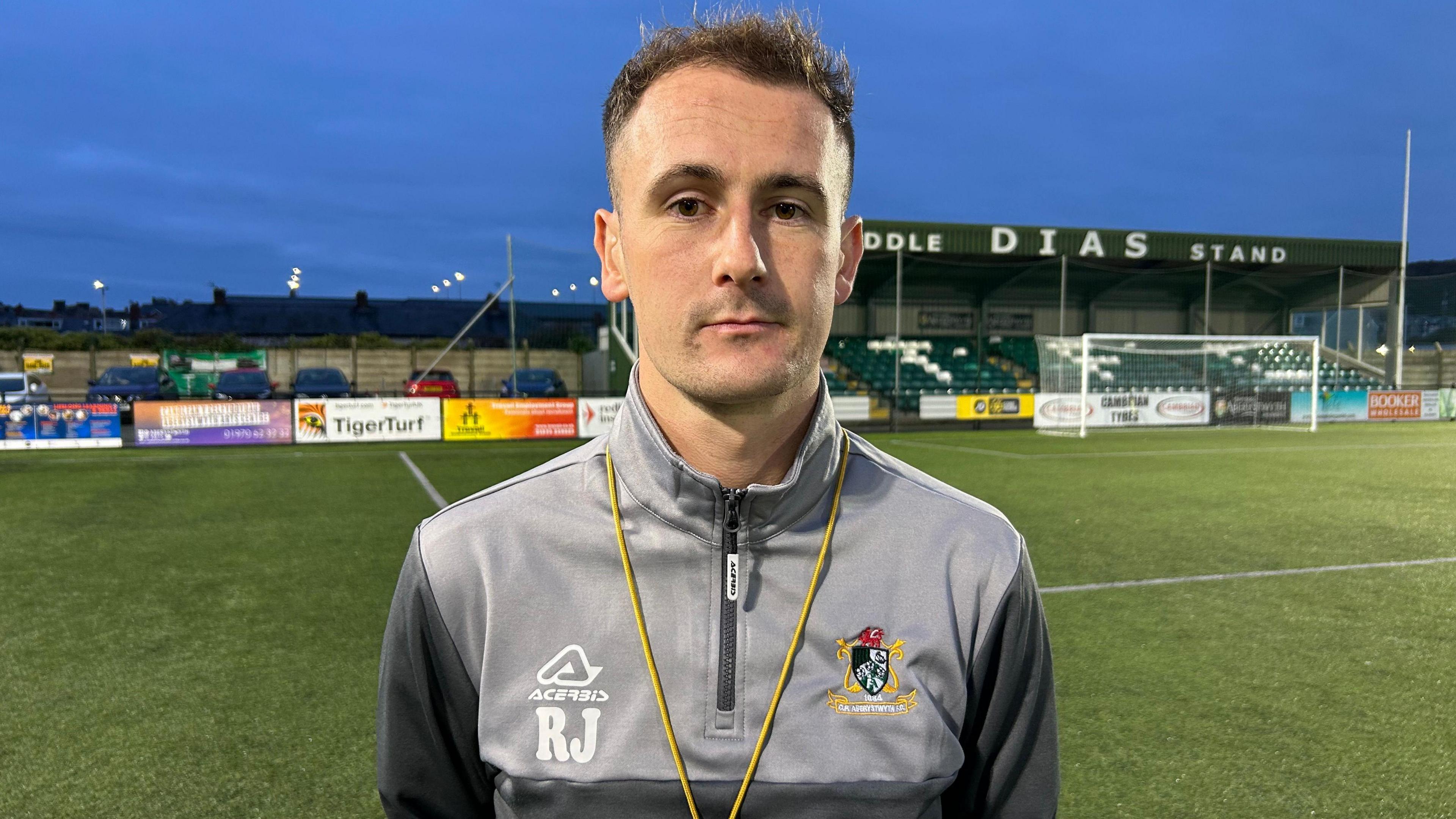 Rhys James, rheolwr tîm merched Aberystwyth
