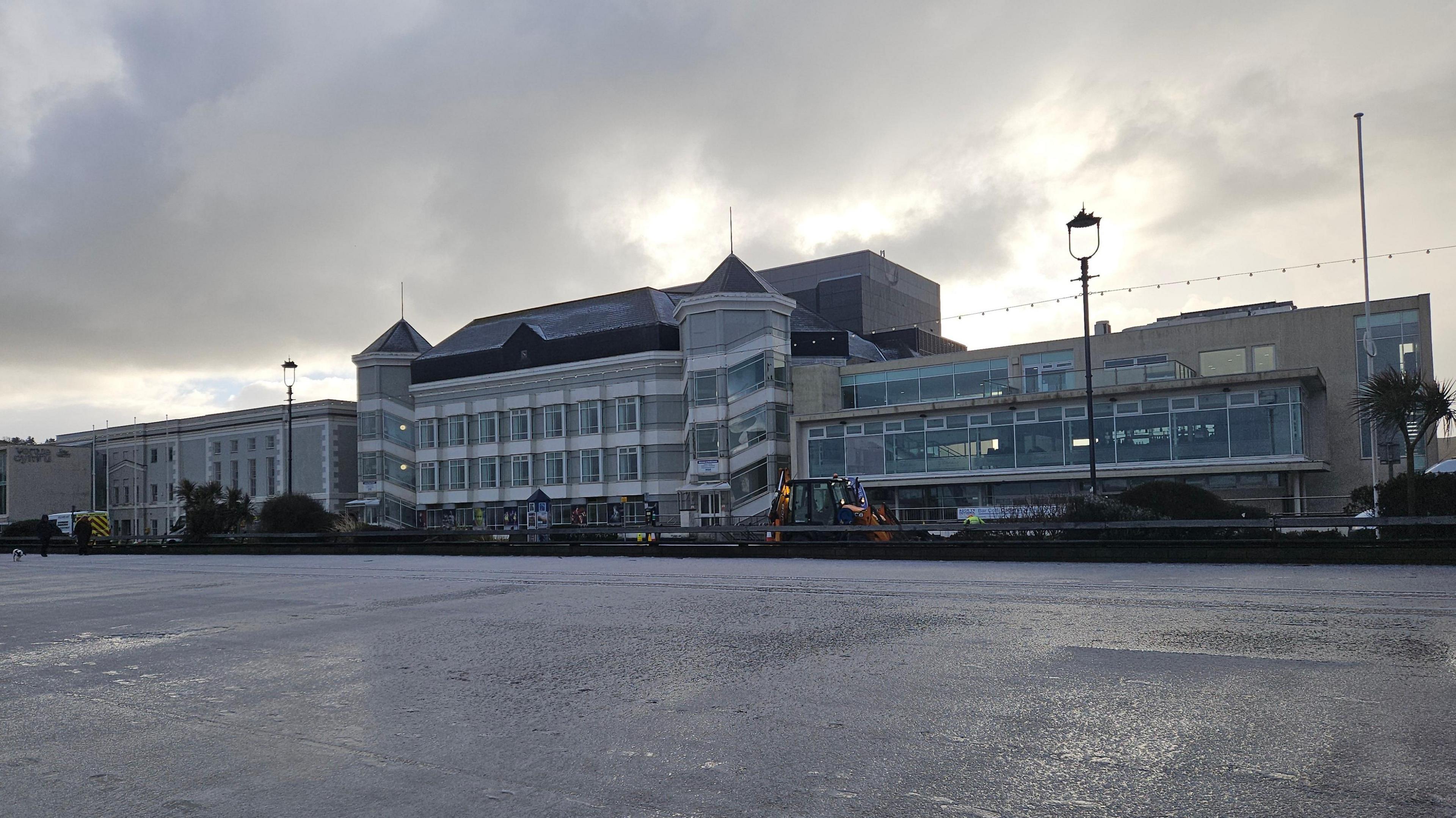 Venue Cymru o gyfeiriad prom Llandudno