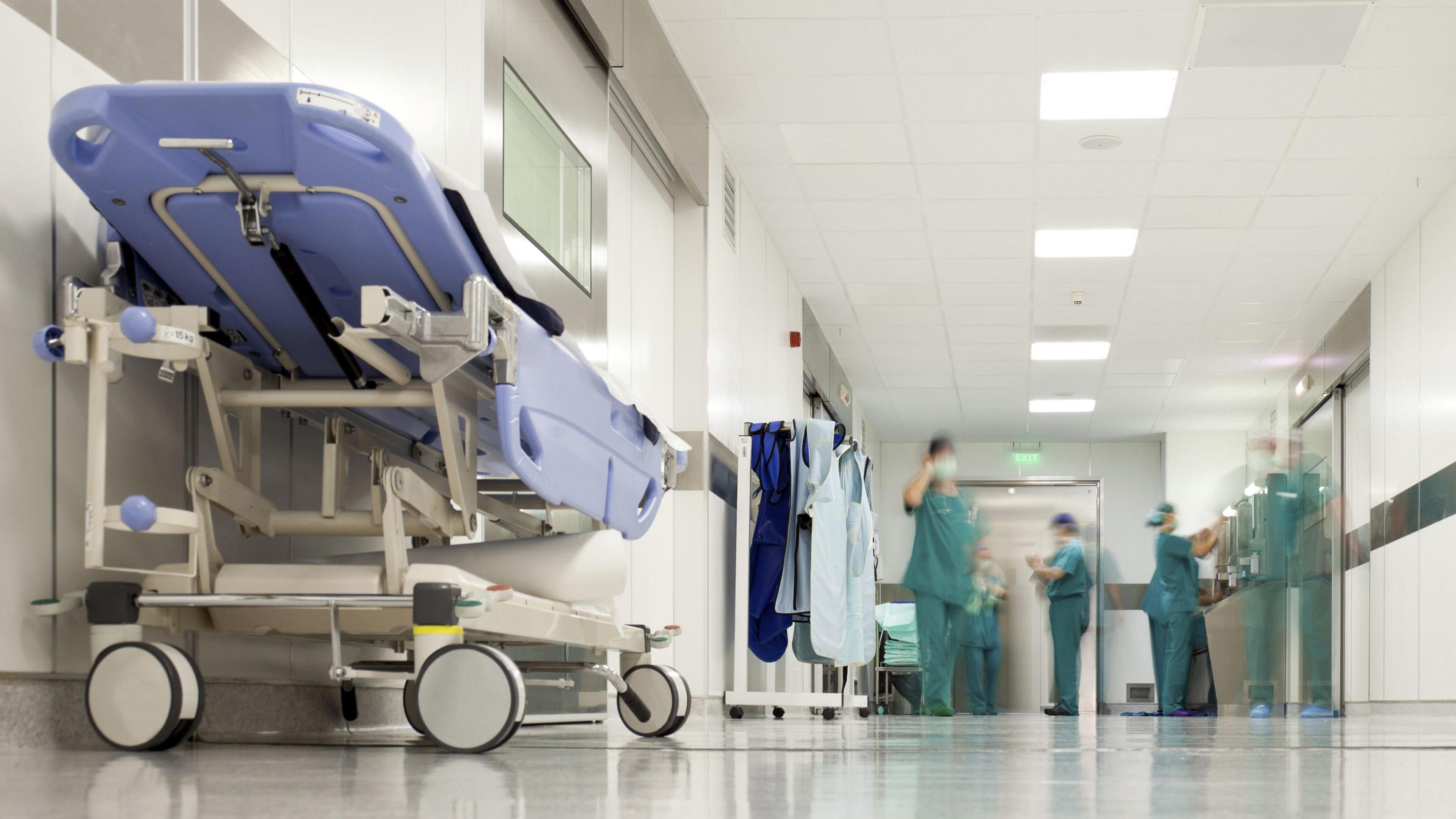 llun o goridor mewn ysbyty 