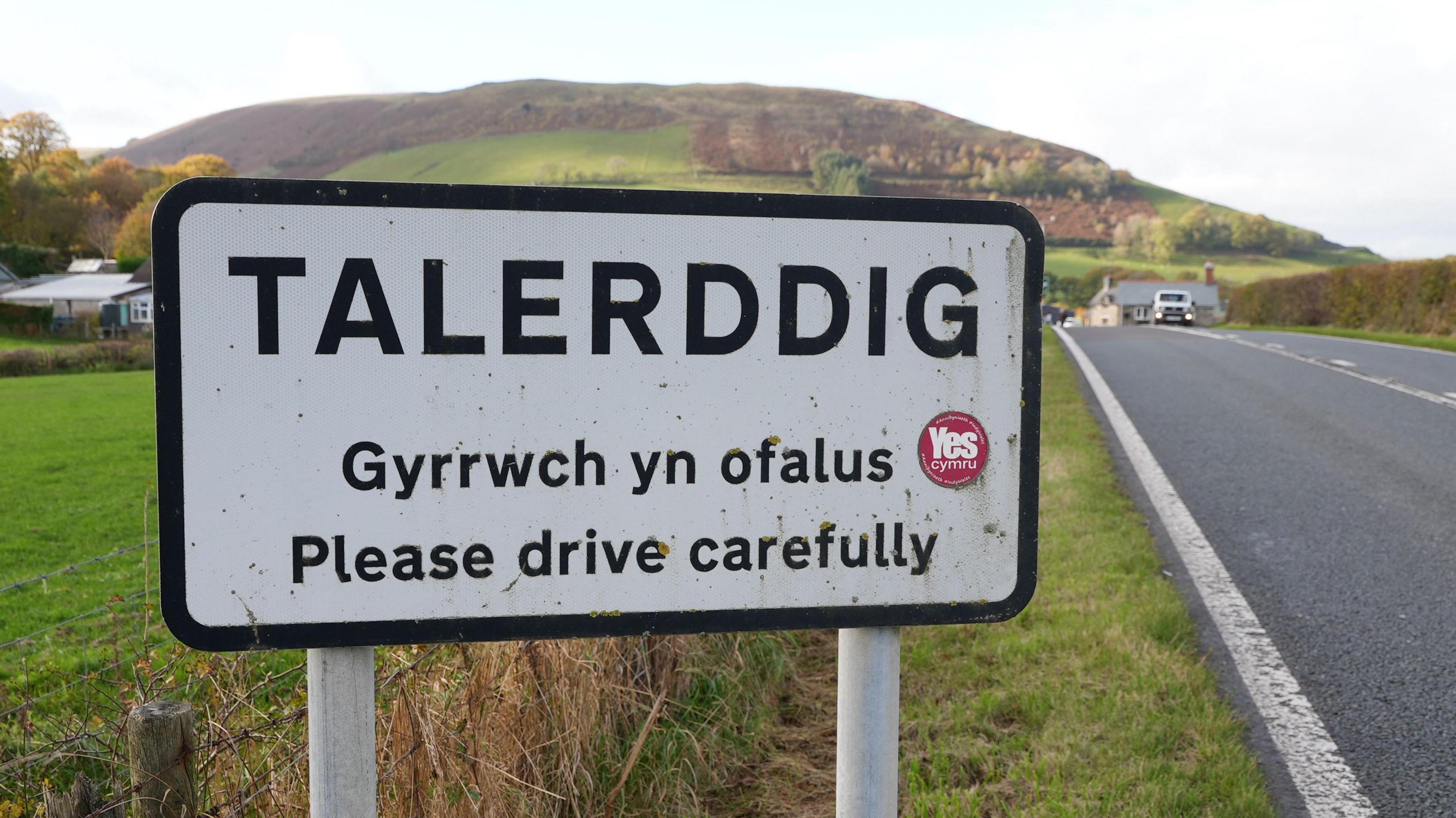 Arwydd pentref Talerddig sydd yn gofyn yn gwrtais i yrrwyr fod yn ofalus. 