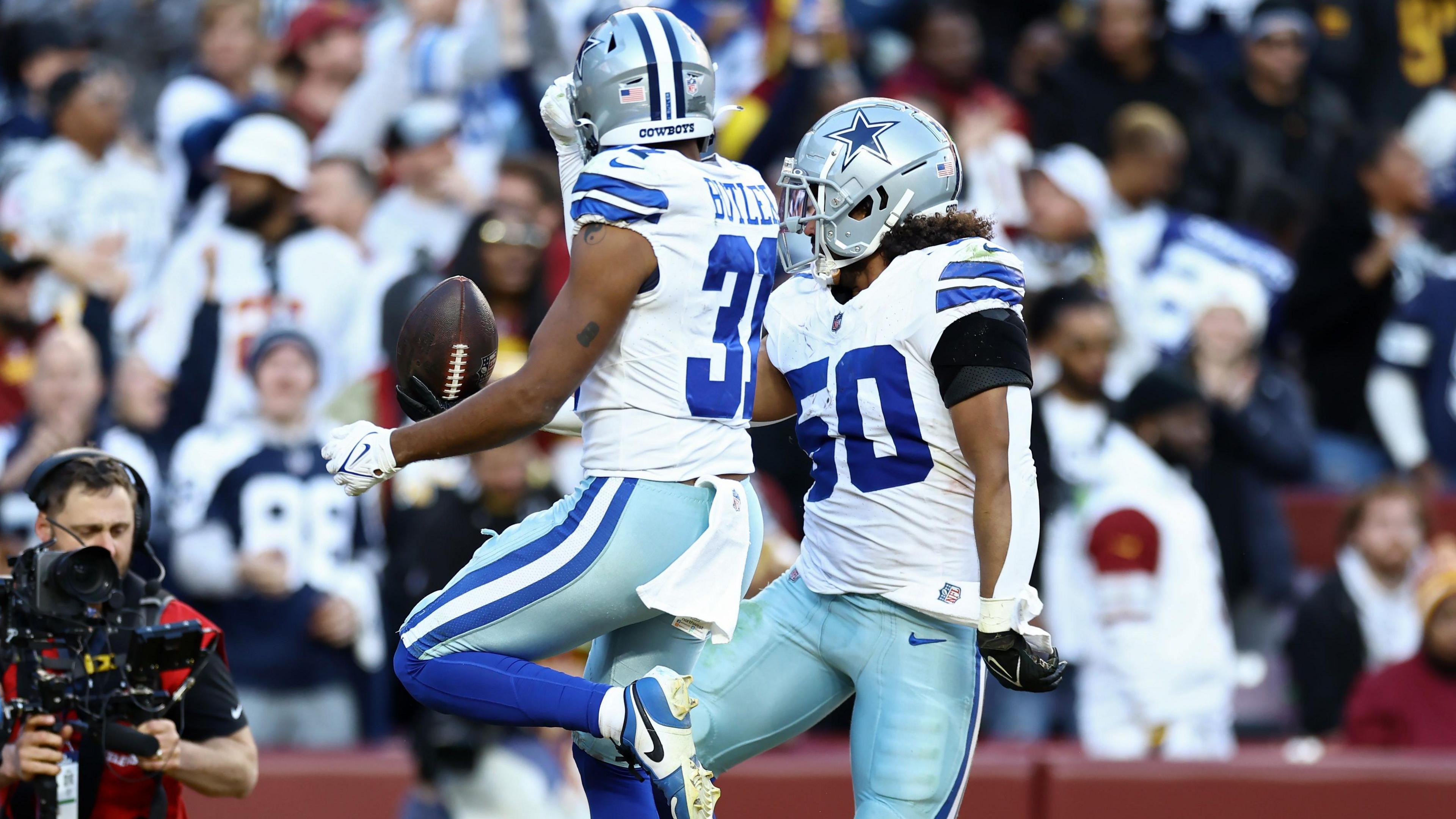 Josh Butler and Eric Kendricks of the Dallas Cowboys jumped around as they face the Commanders 