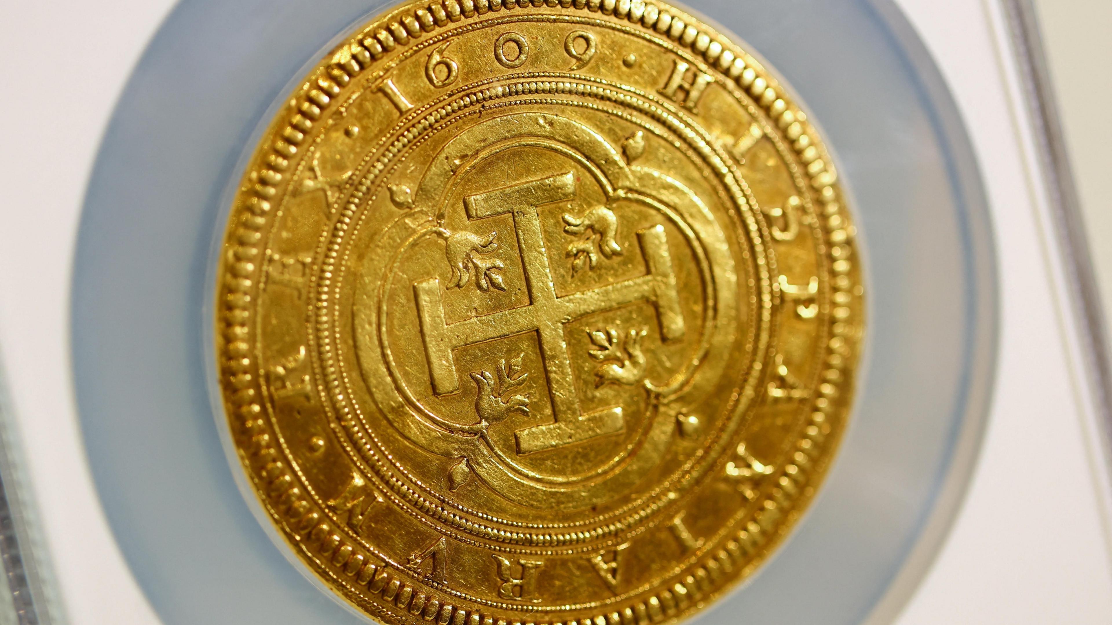 A gold coin with patterns and a 1609 date clearly visible.