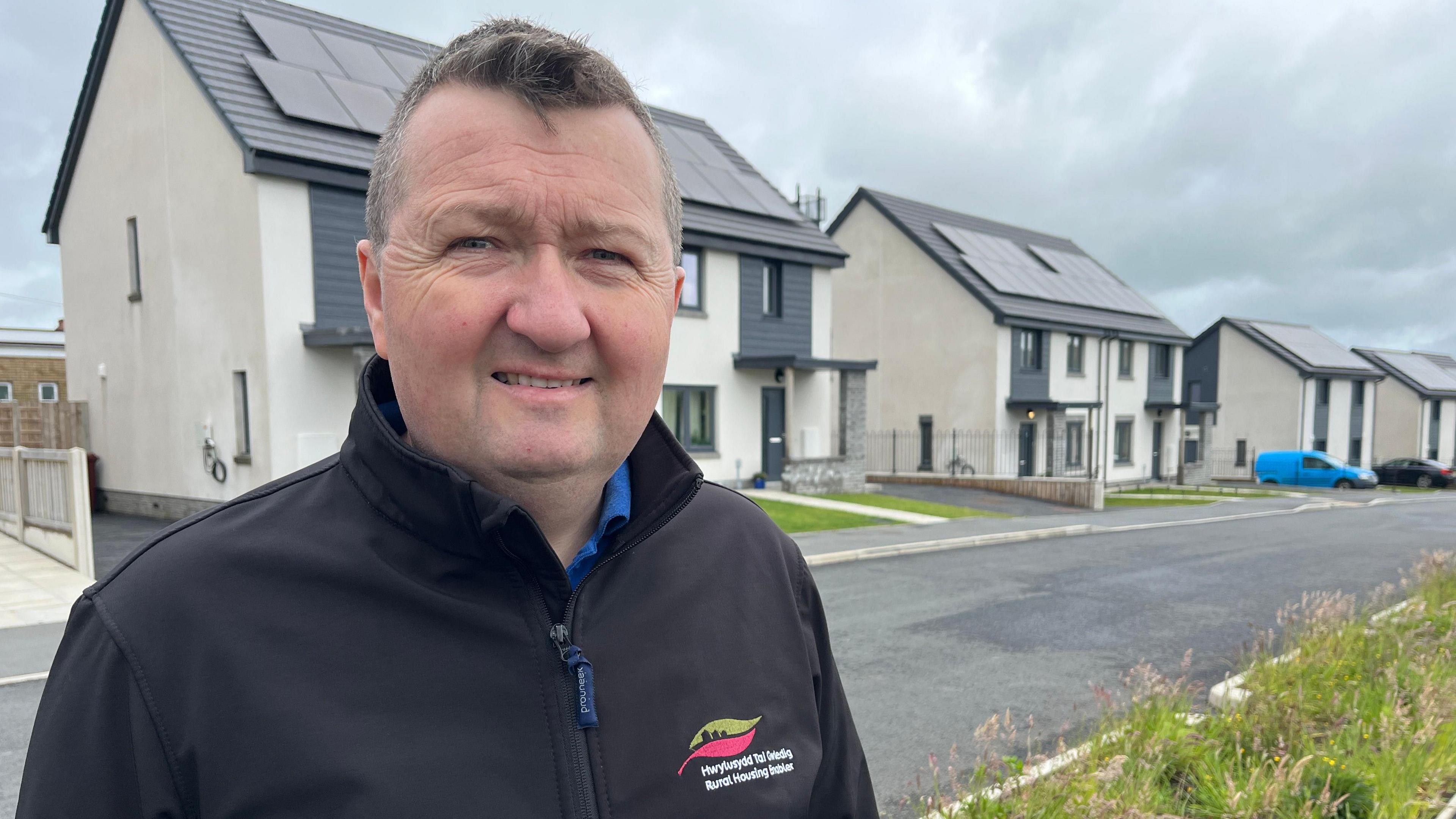 Keith Henson y tu allan i'r ystad o dai newydd yng Nghrymych