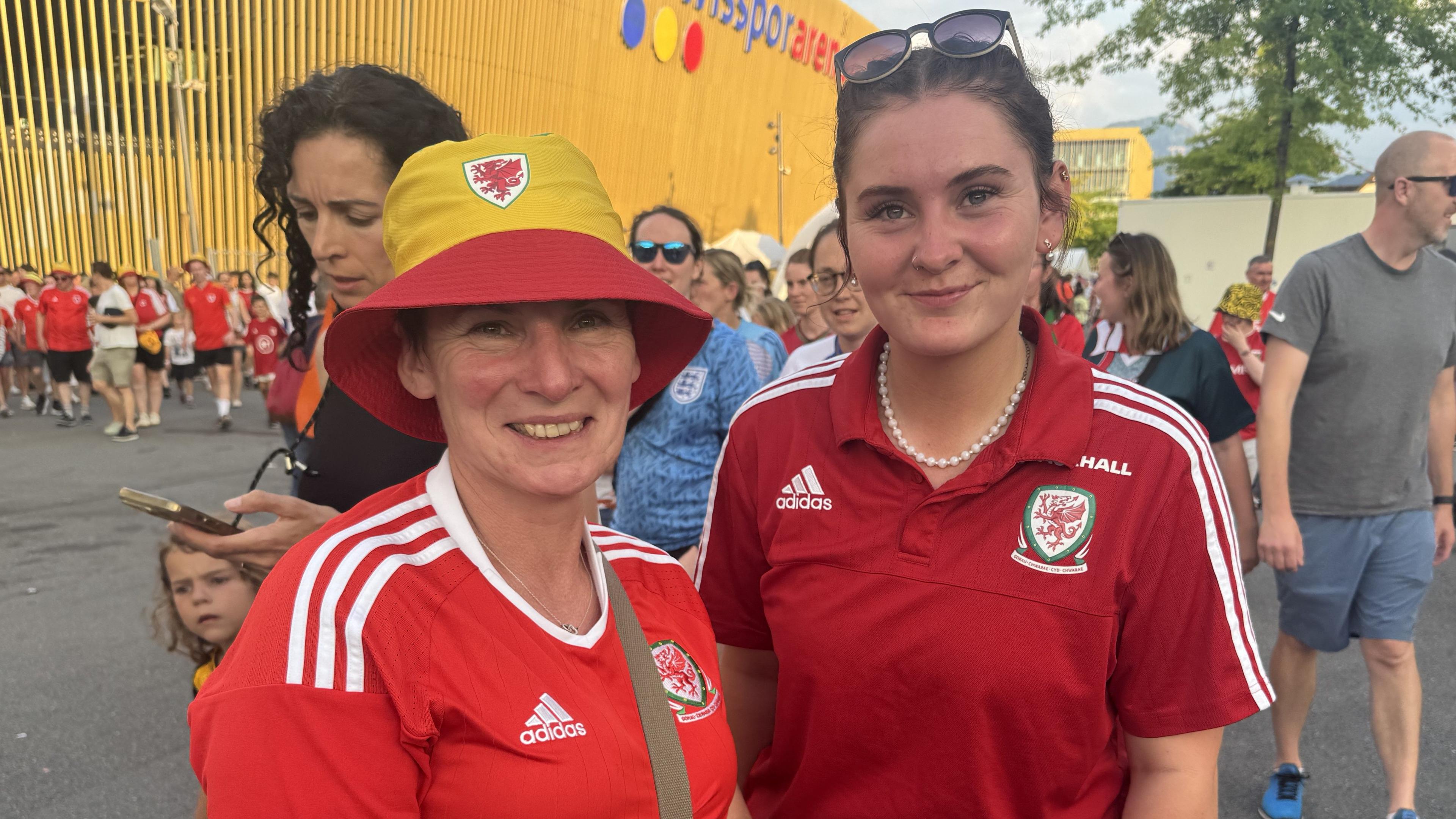 Eleri a Carys Gittins