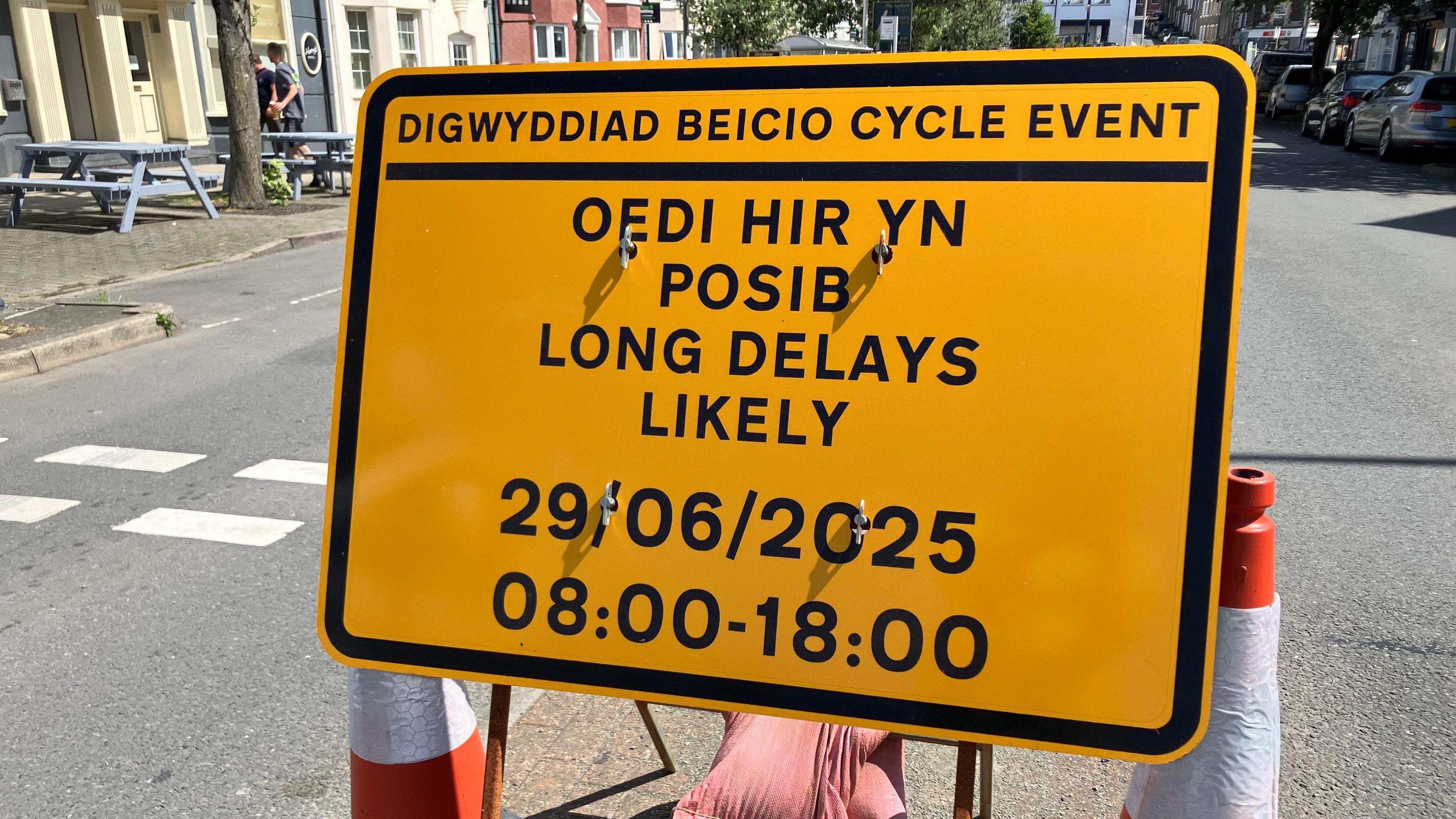 Arwydd y digwyddiad yn nodi y bydd na oedi