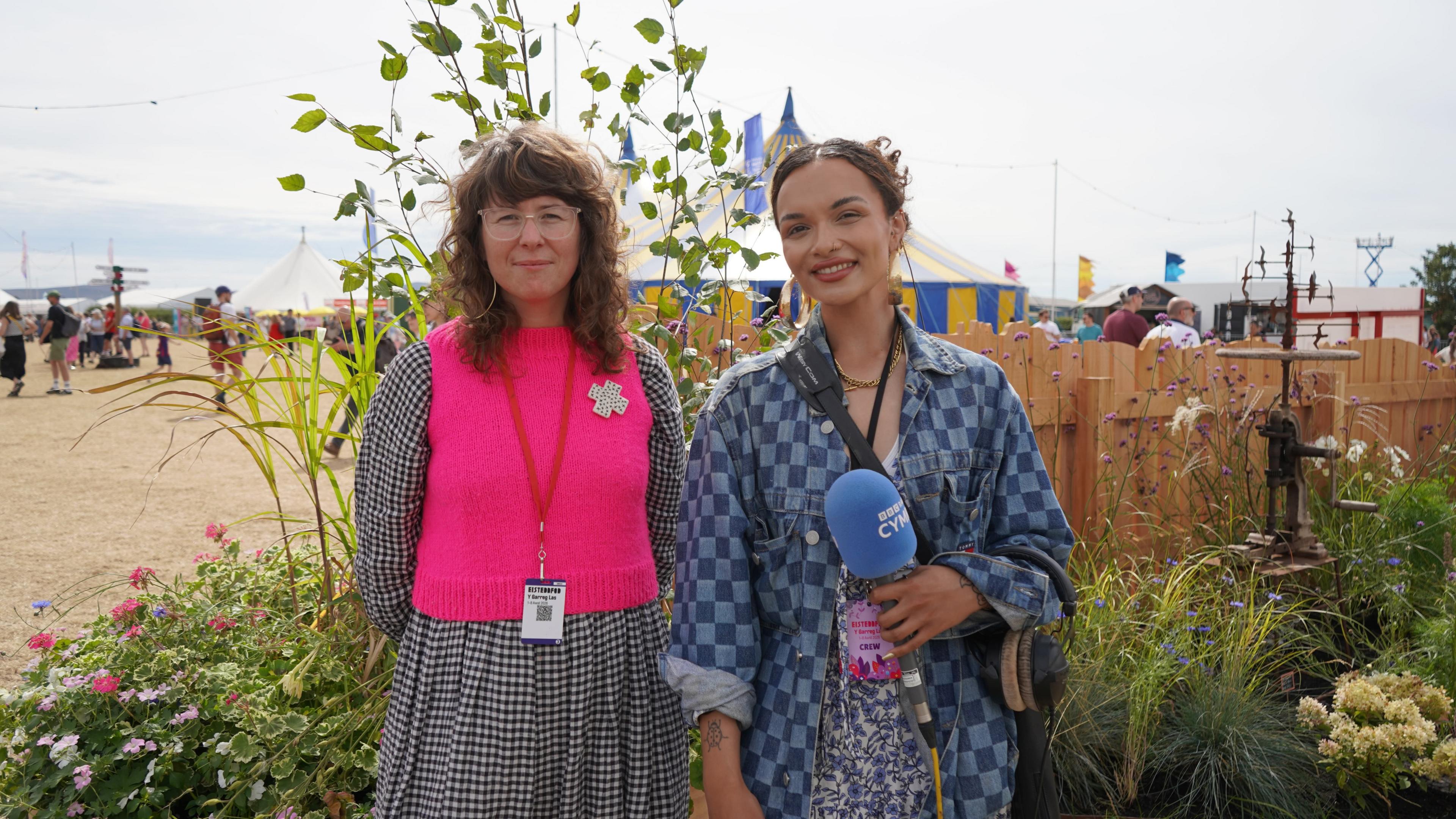 Mirain Iwerydd o Radio Cymru yn sgwrsio gyda curadur Y Lle Celf, Marian Haf