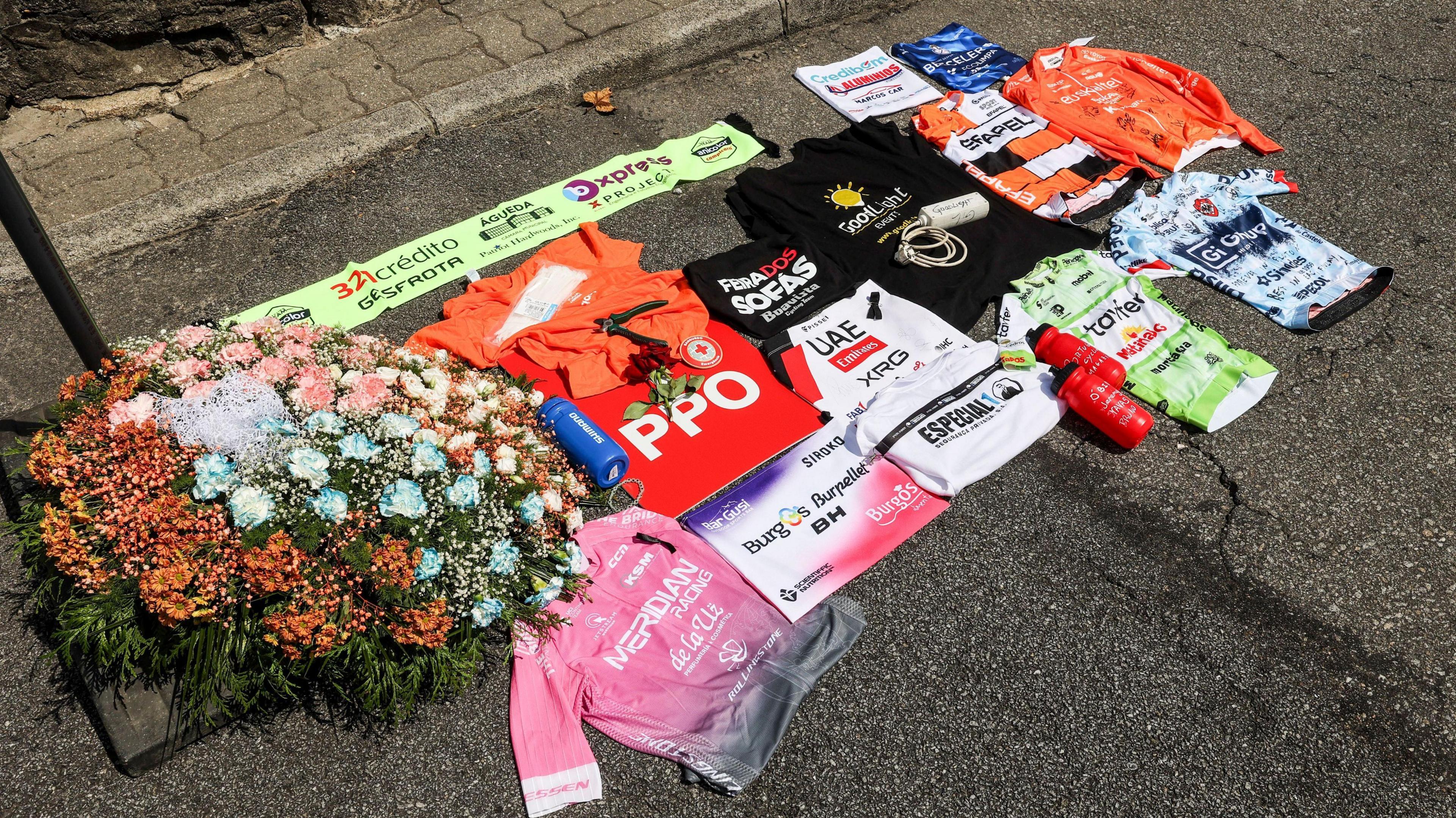 Tributes were left for Fin Tarling before Saturday's stage at the Volta a Portugal 