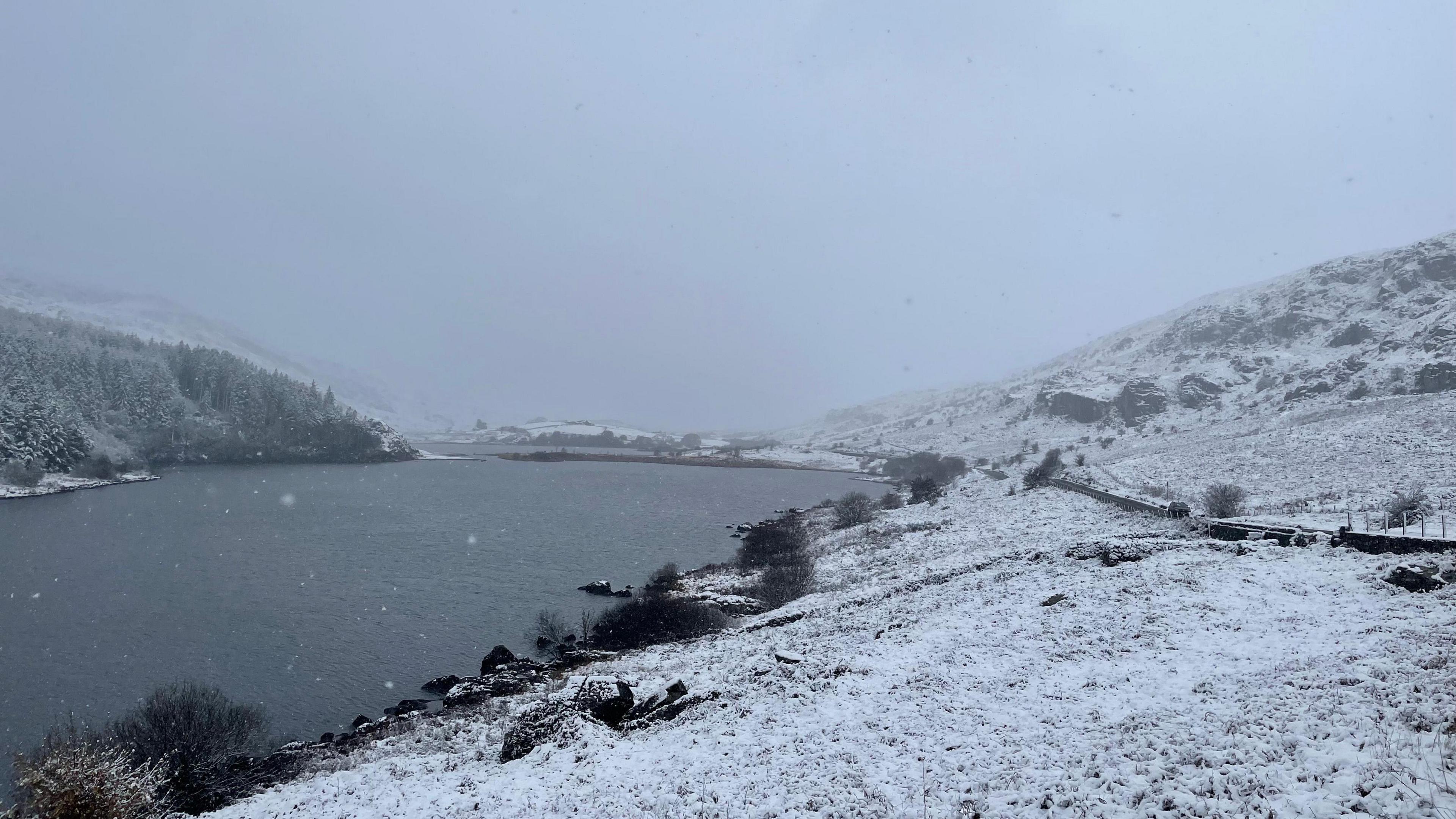 Golygfa rhewllyd yn Llyn Mymbyr, Capel Curig