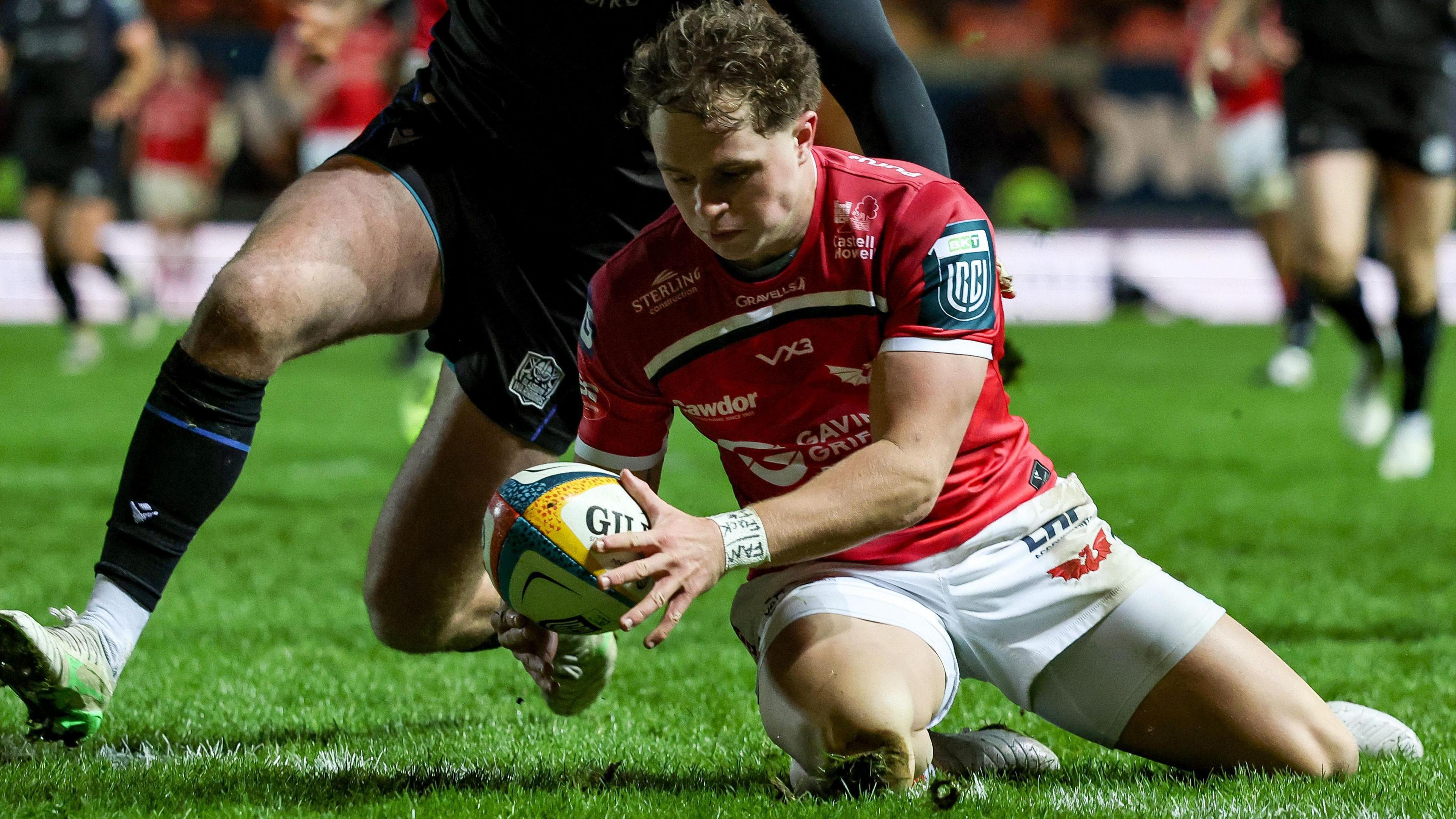 Macs Page touches down for Scarlets