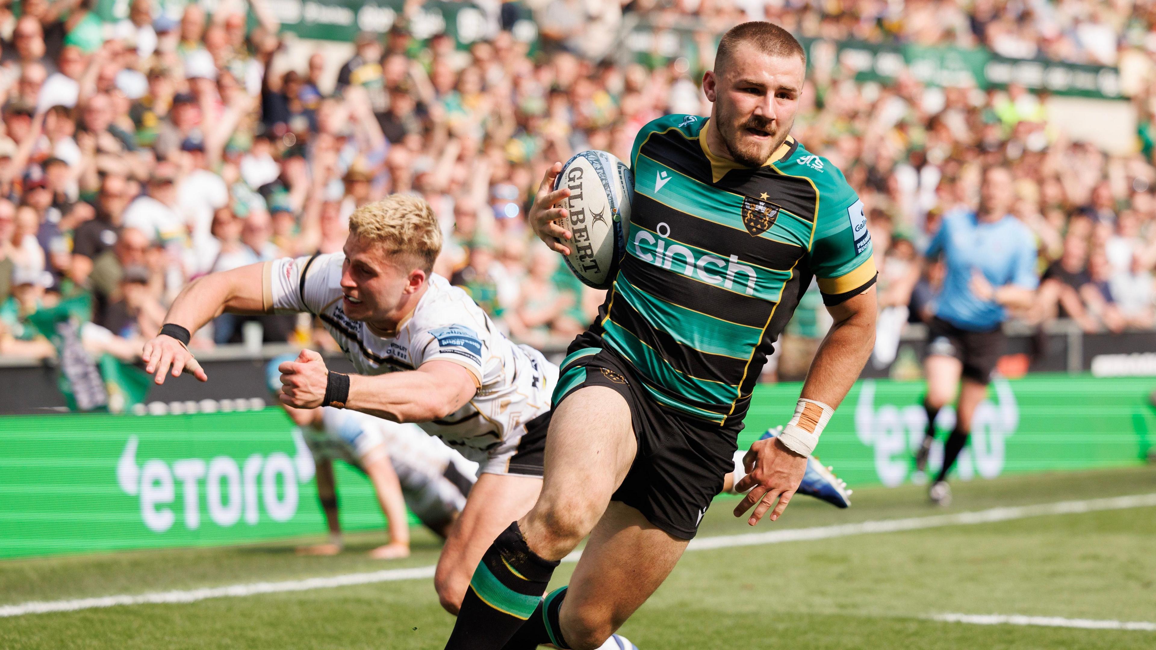 Ollie Sleightholme runs over to score a try against Gloucester