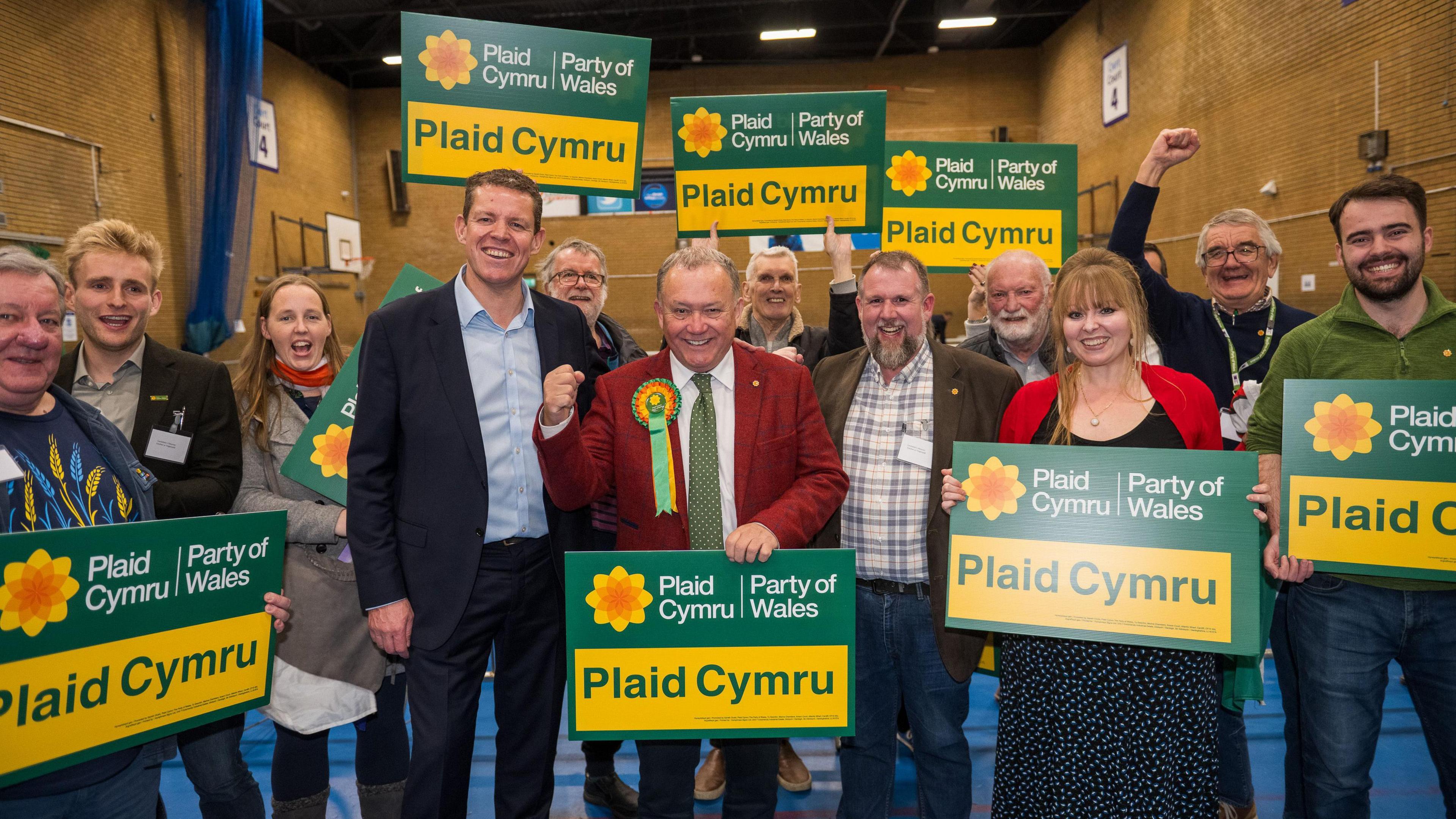 Cefnogwyr Plaid Cymru yn dathlu.