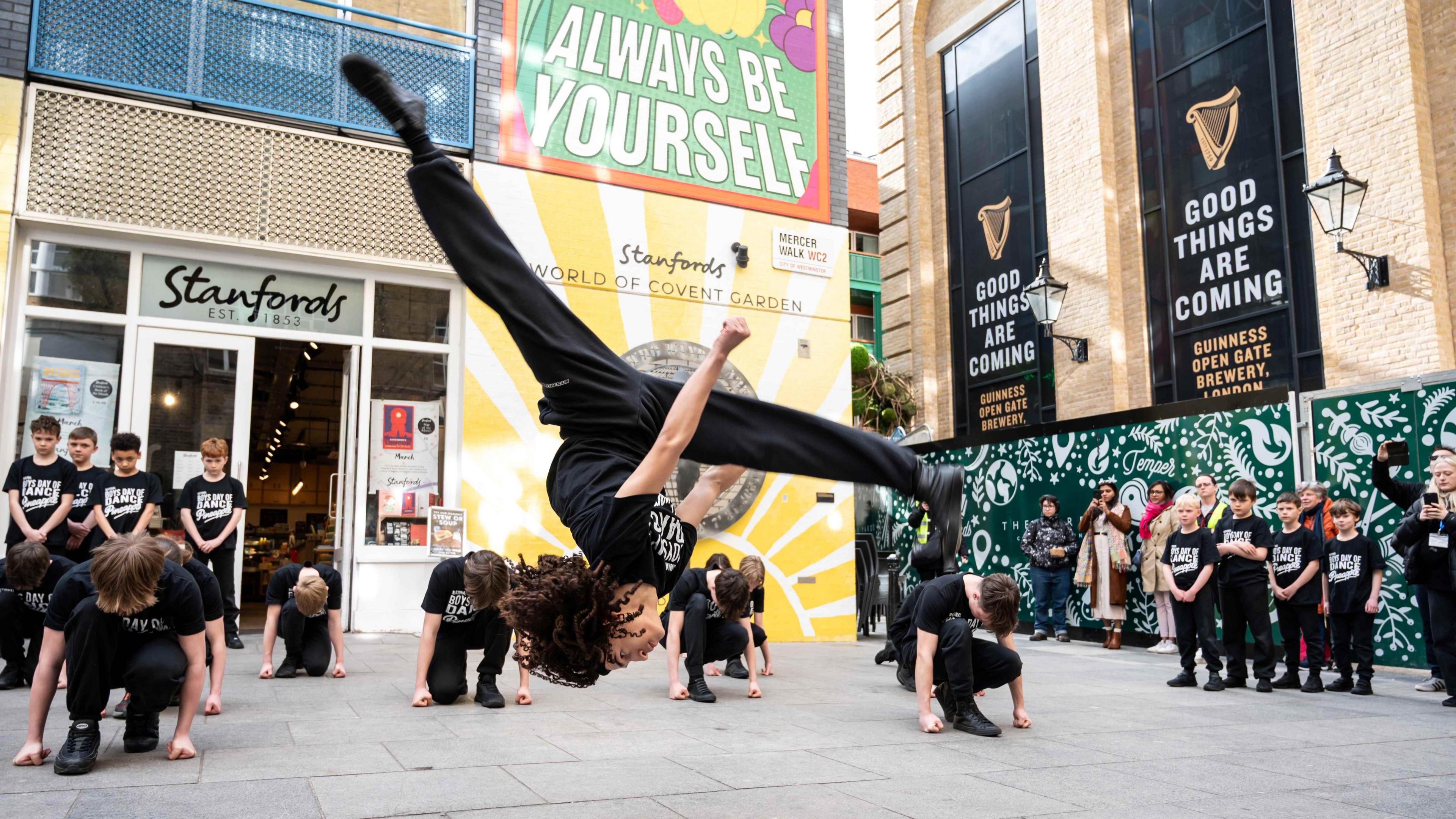 Dorset: Boys stage Covent Garden flash mob performance - BBC News