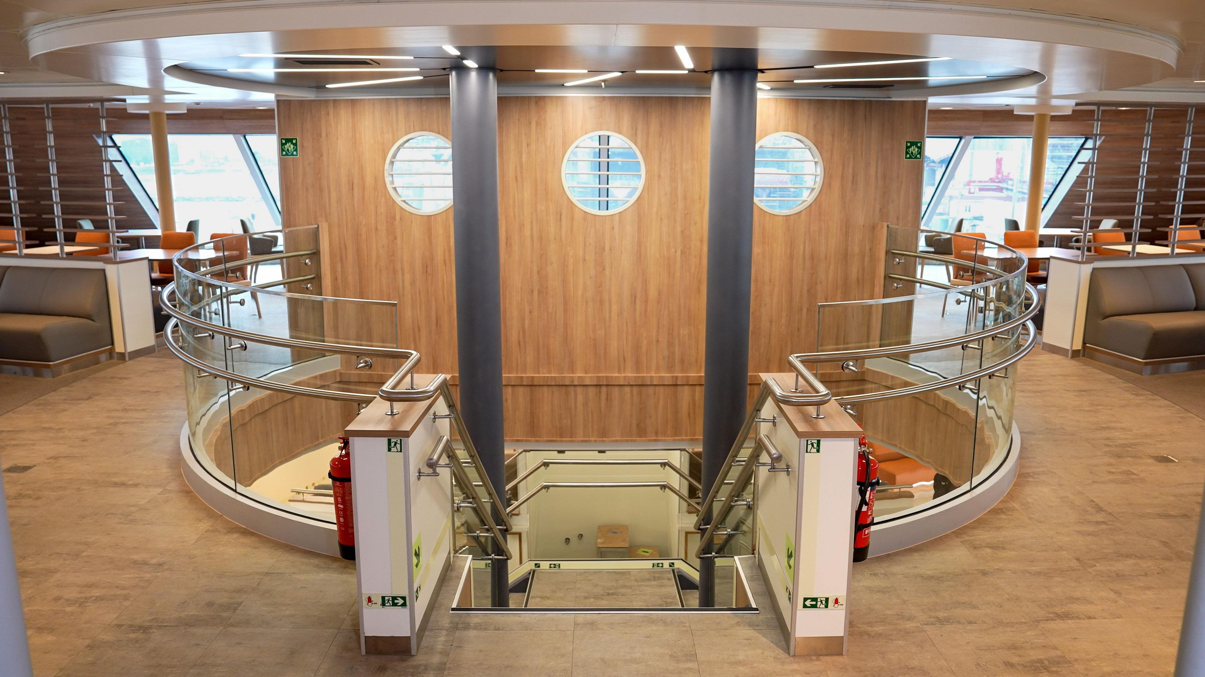 Taobh a-staigh an MV Isle of Islay