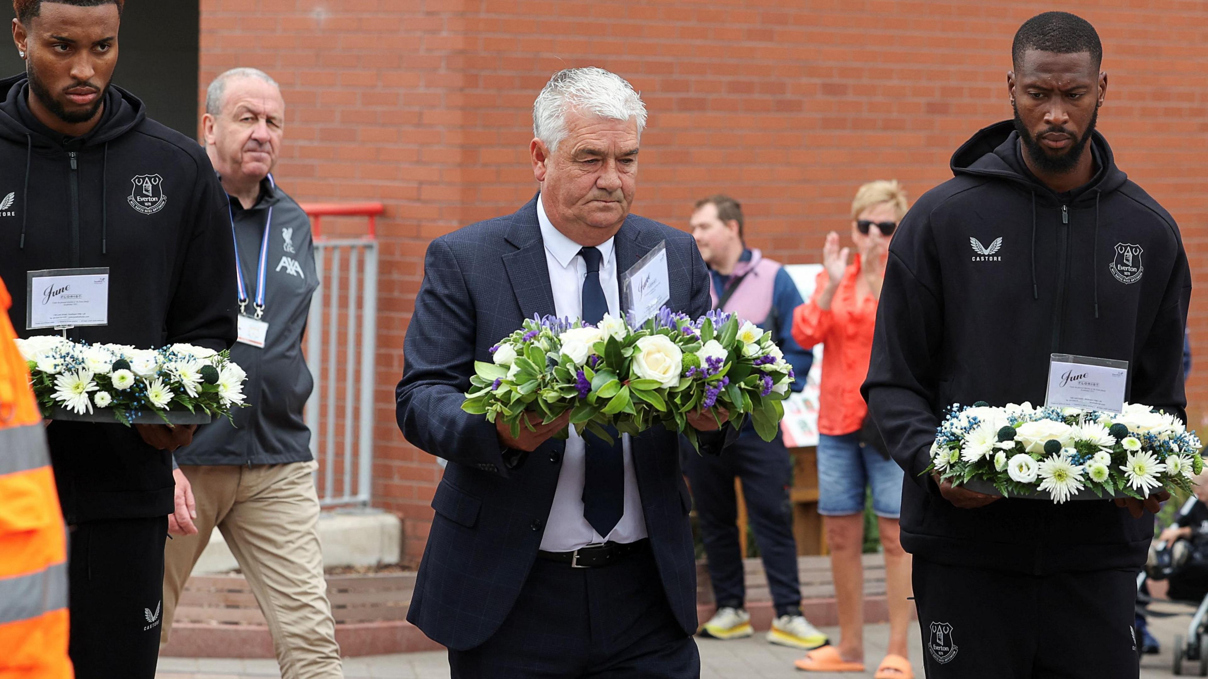 Beto, Youssef Chermiti and Ian Snodin holding wreaths at Anfield