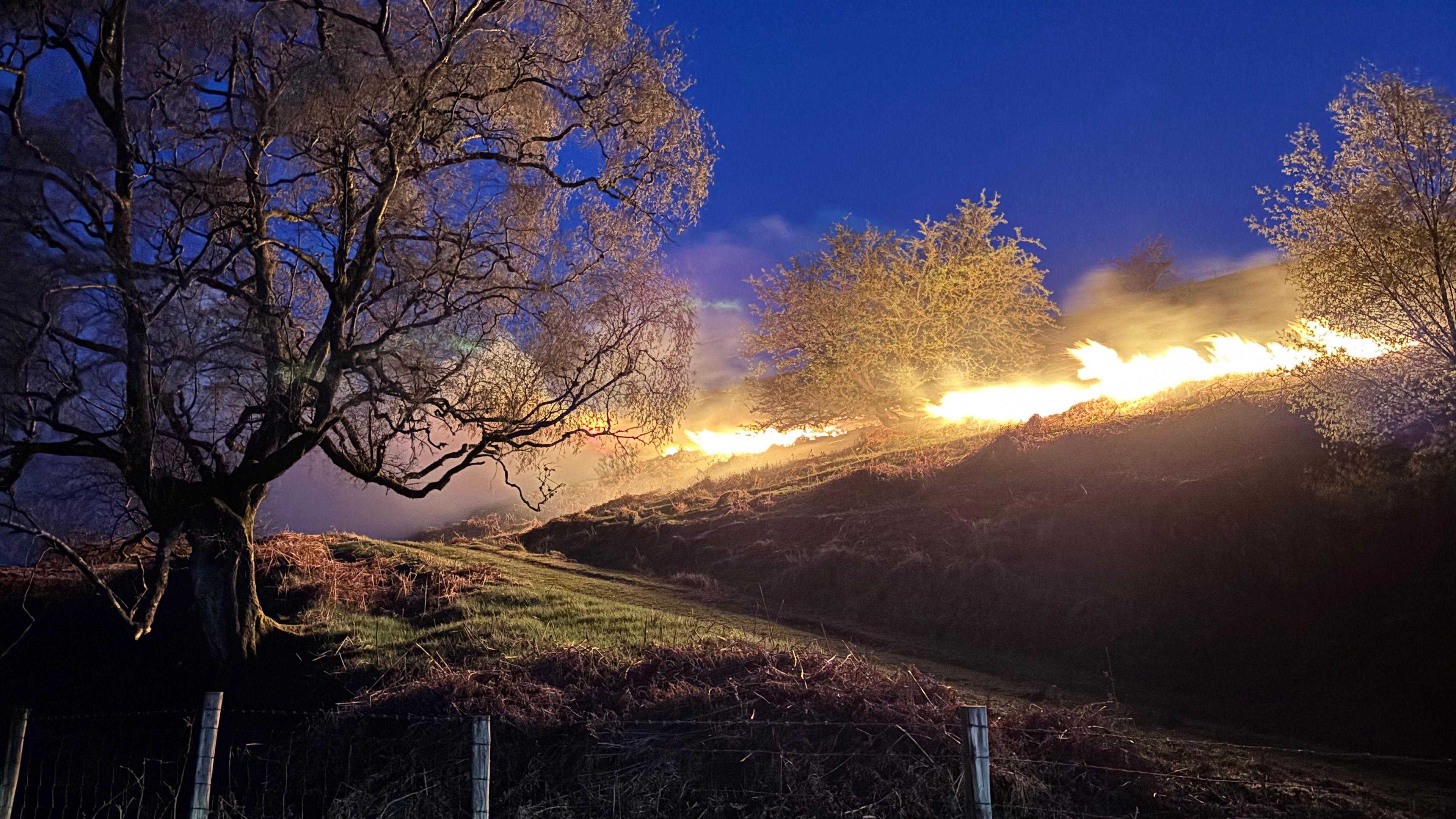 Tân ar ochr mynydd yn ardal Cwm Elan