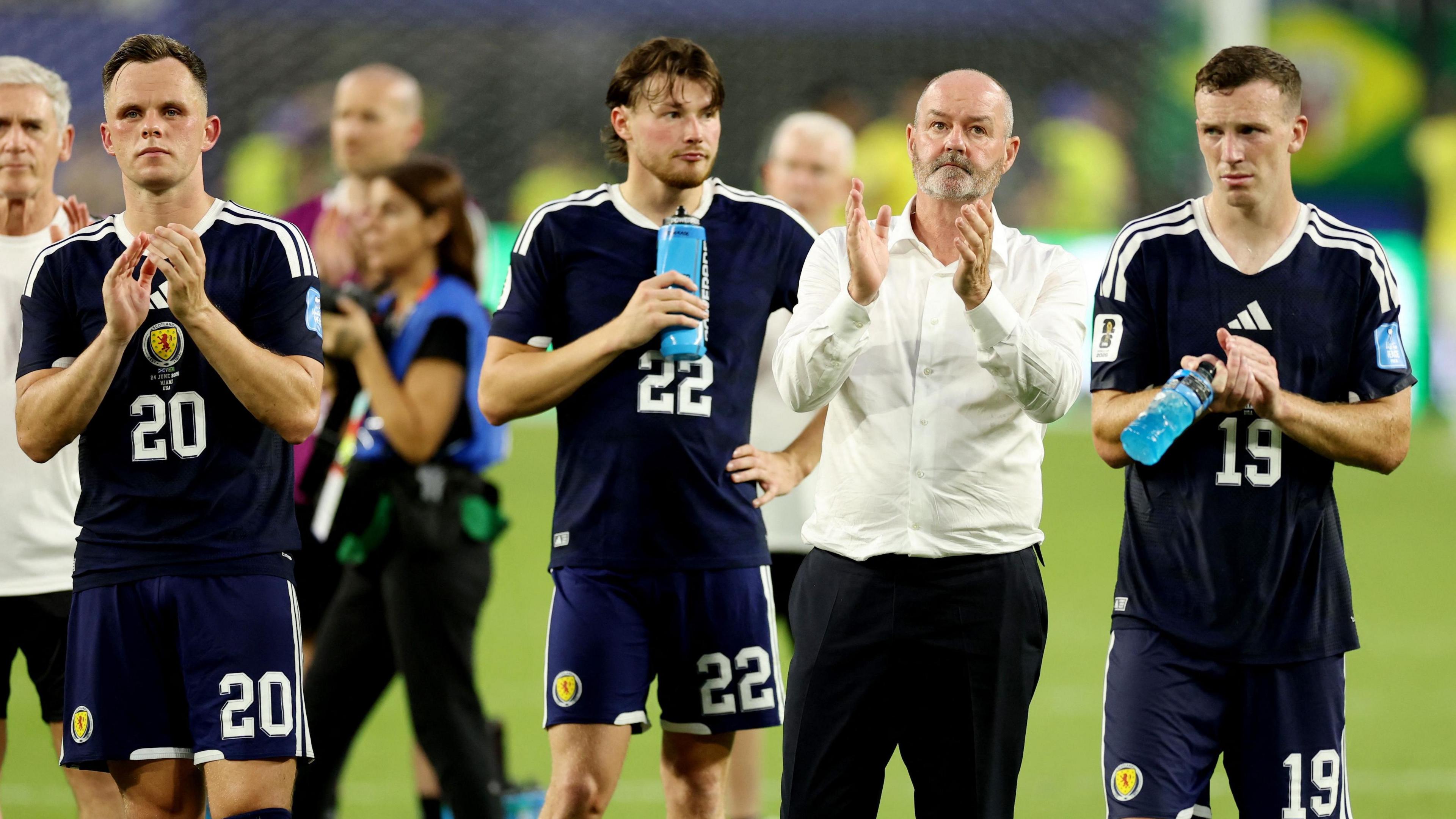 Steve Clarke, comhla ri cuid de chluicheadairean na h-Alba