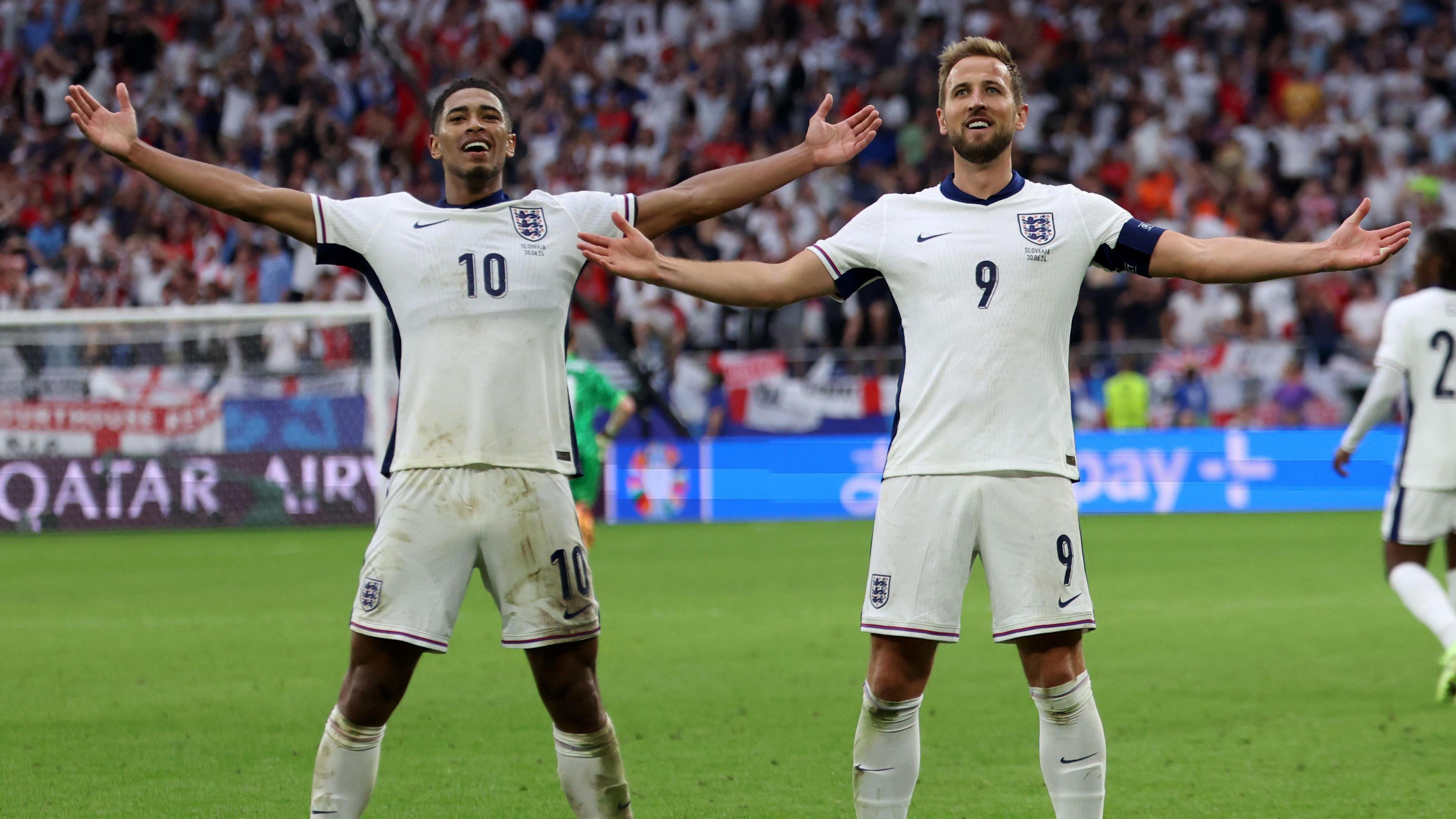 Jude Bellingham of England celebrates scoring the 1-1 goal with his teammate Harry Kane (R)