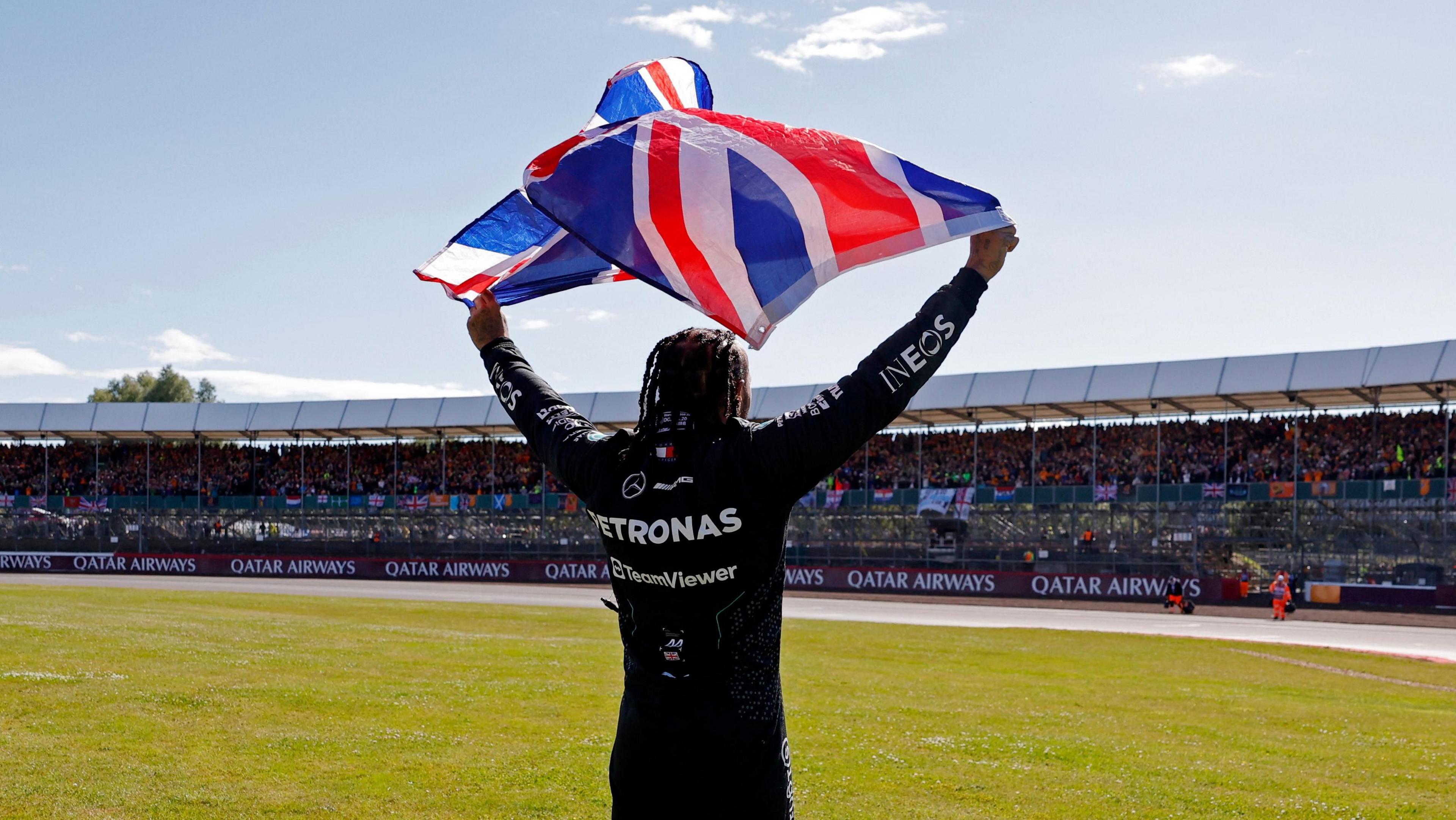 lewis hamilton lifts the union jack 