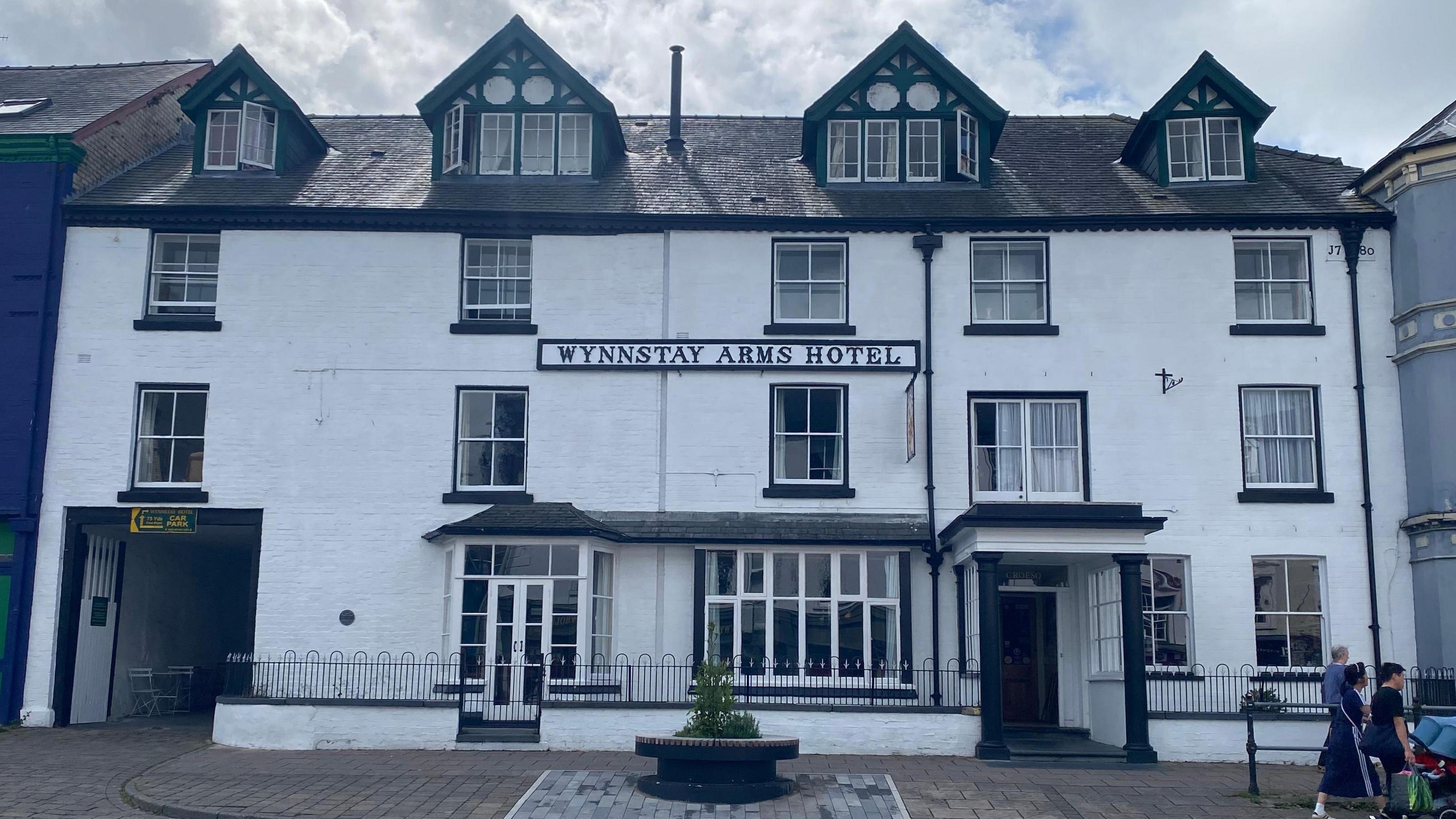 Tu blaen Gwesty'r Wynnstay Arms