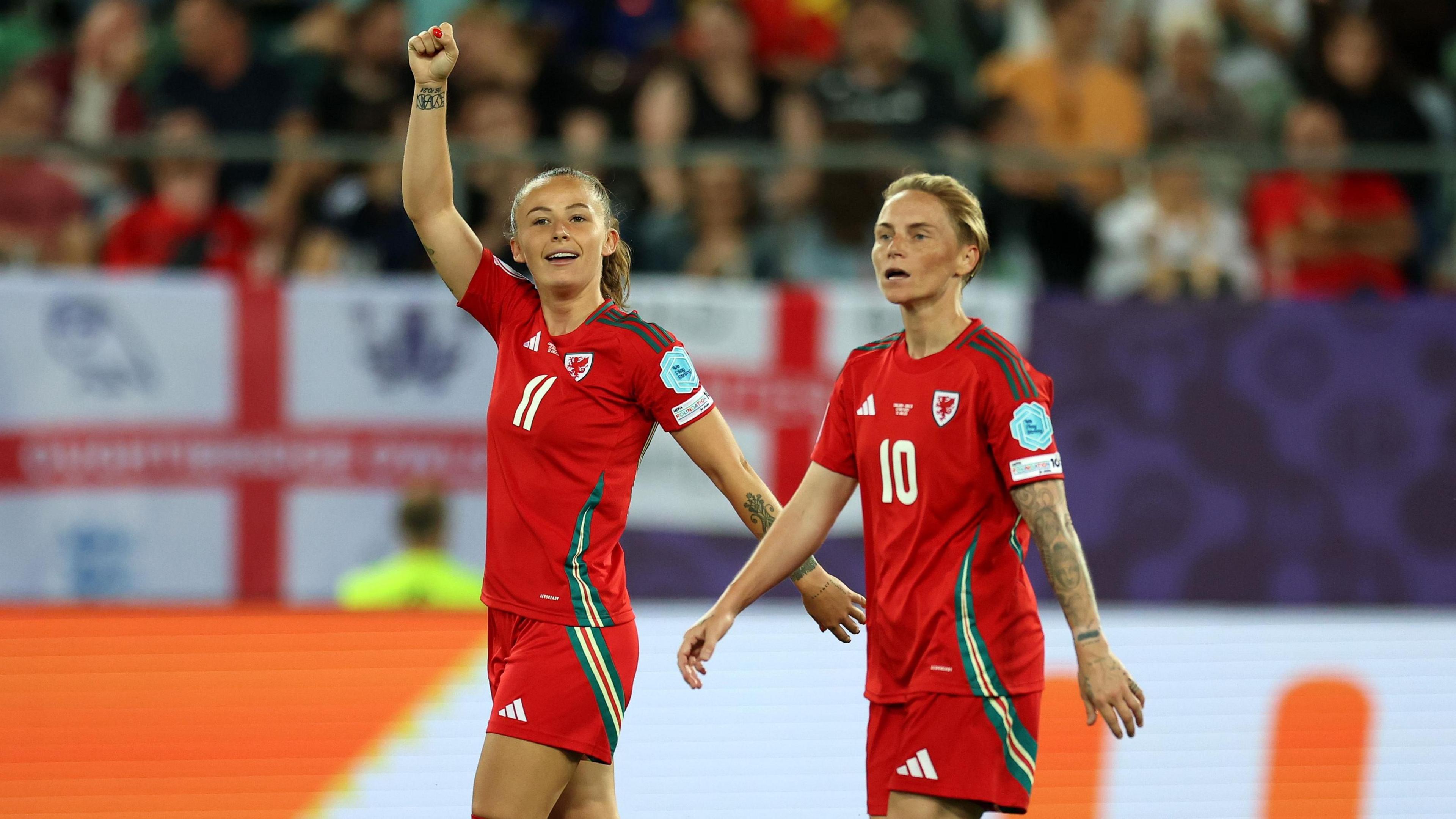 Hannah Cain (chwith) sgoriodd wedi gwaith da Jess Fishlock yng ngêm olaf Euro 2025