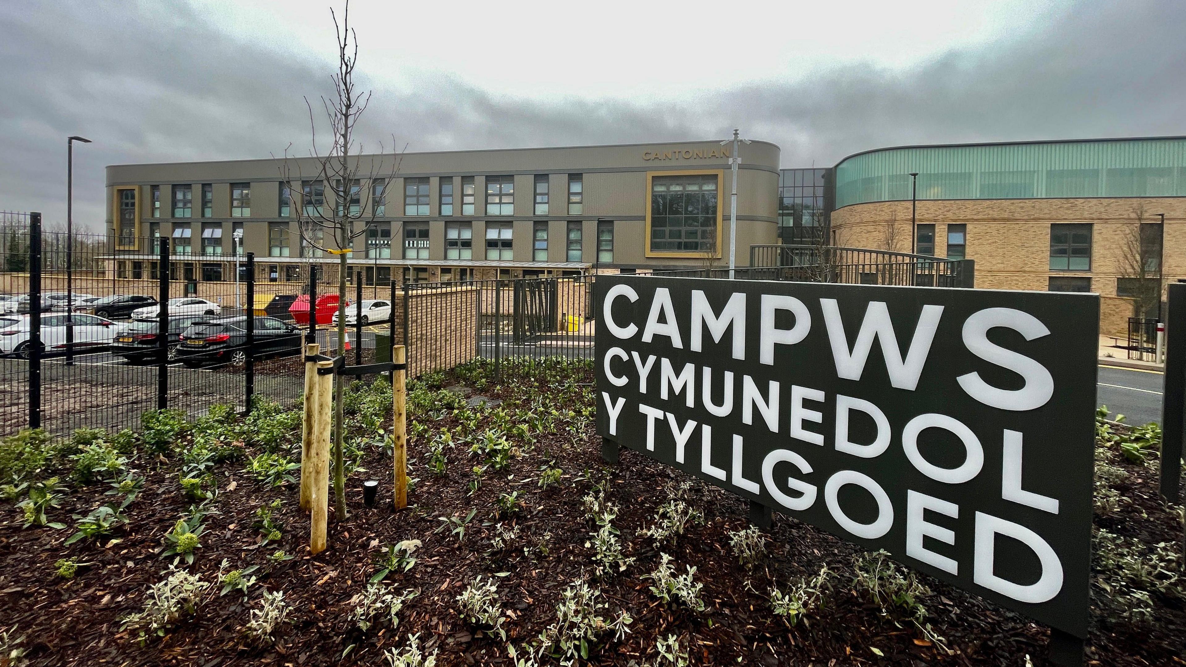 Ysgol newydd Cantonian sydd newydd agor