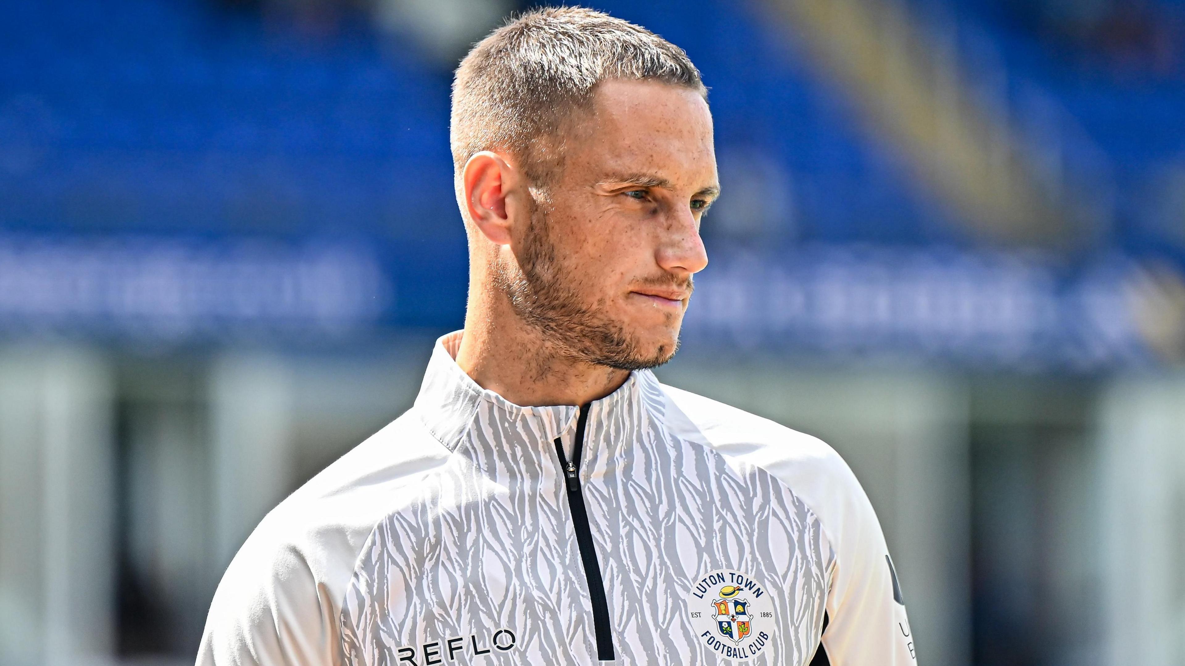 Jerry Yates in a Luton Town training top before a game