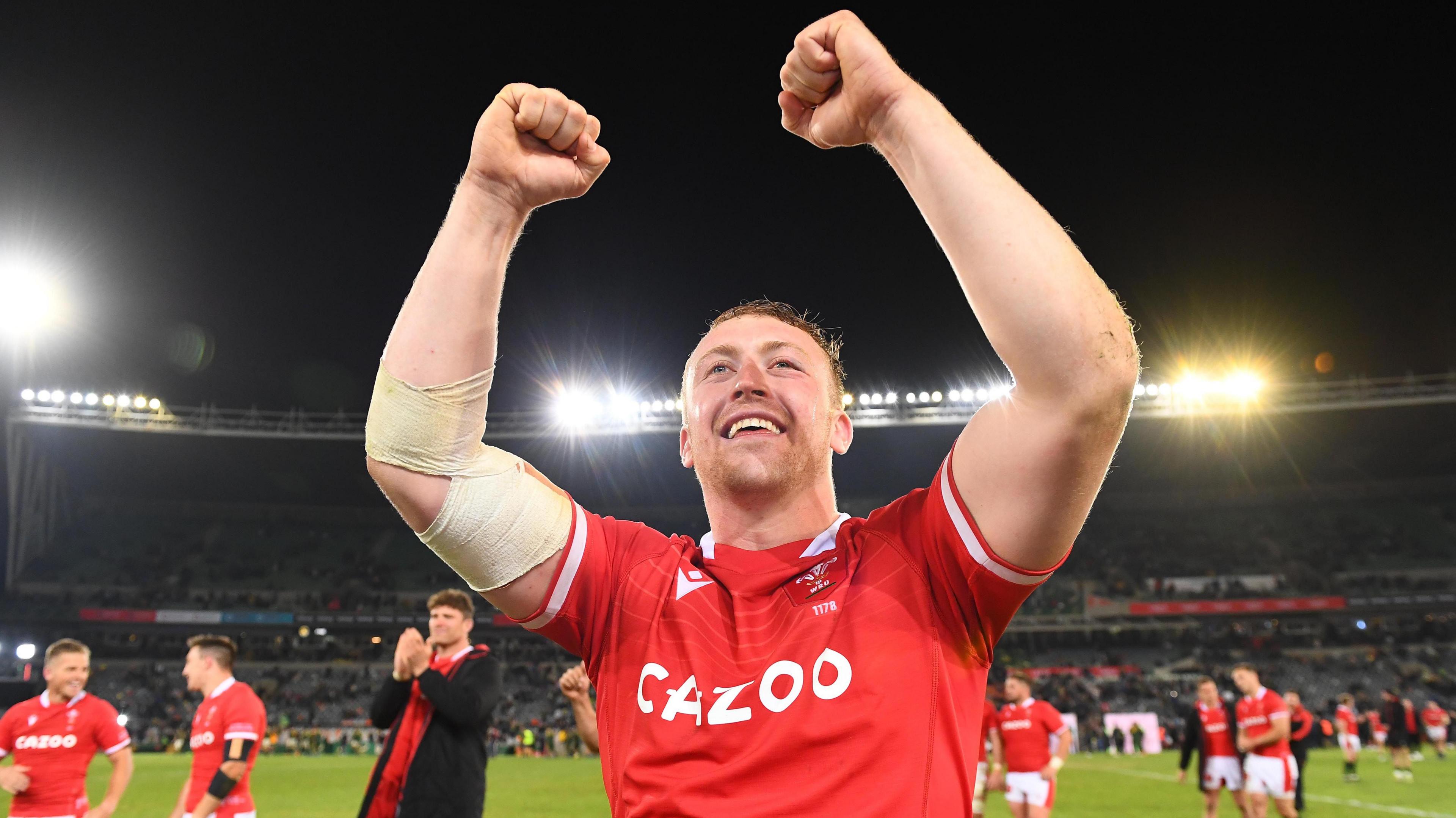 Tommy Reffell yn dathlu ar y cae yn Bloemfontein.