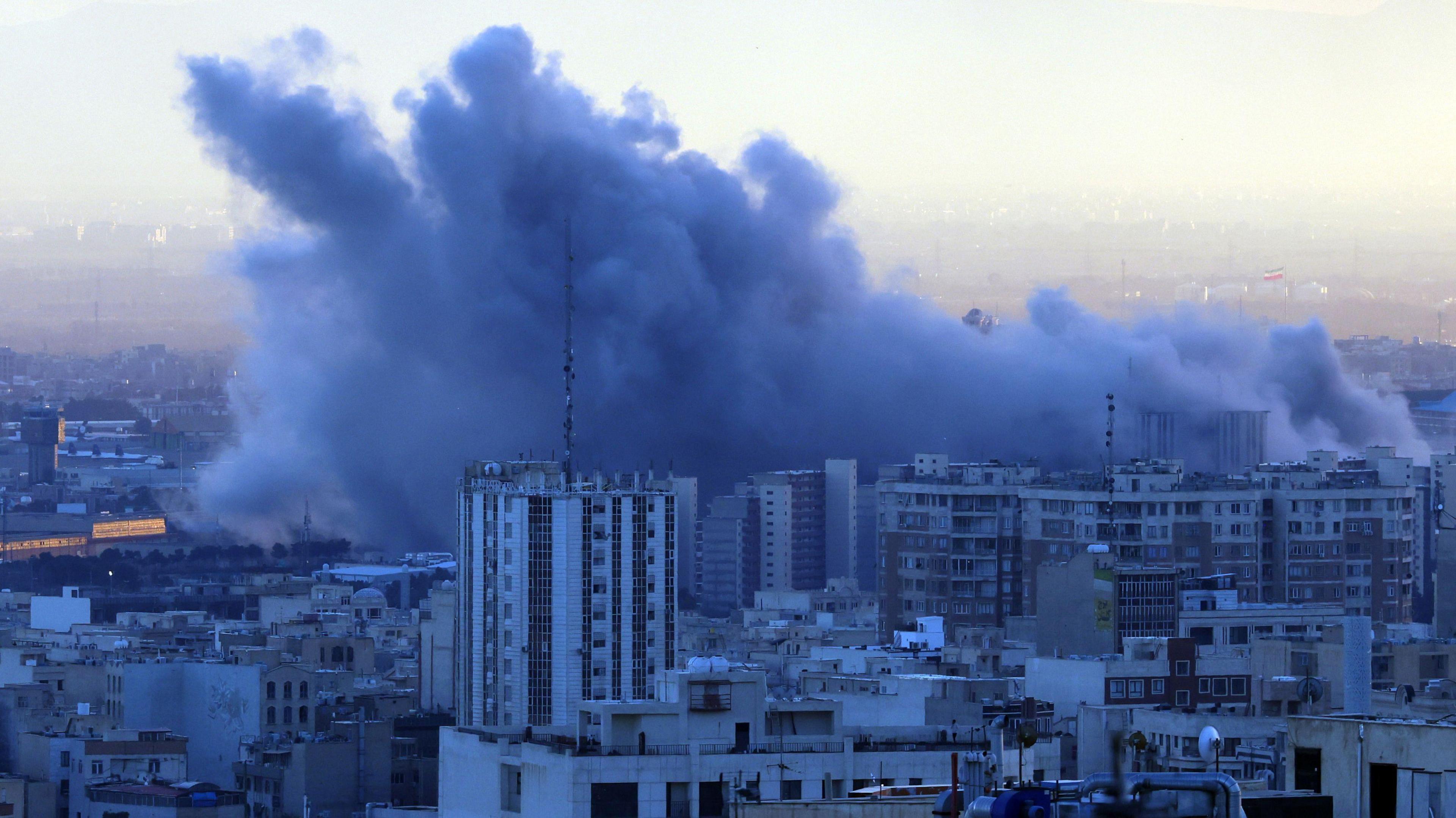 Tymi ngrihet pas një sulmi ajror në qendër të Teheranit, Iran, 3 mars 2026.