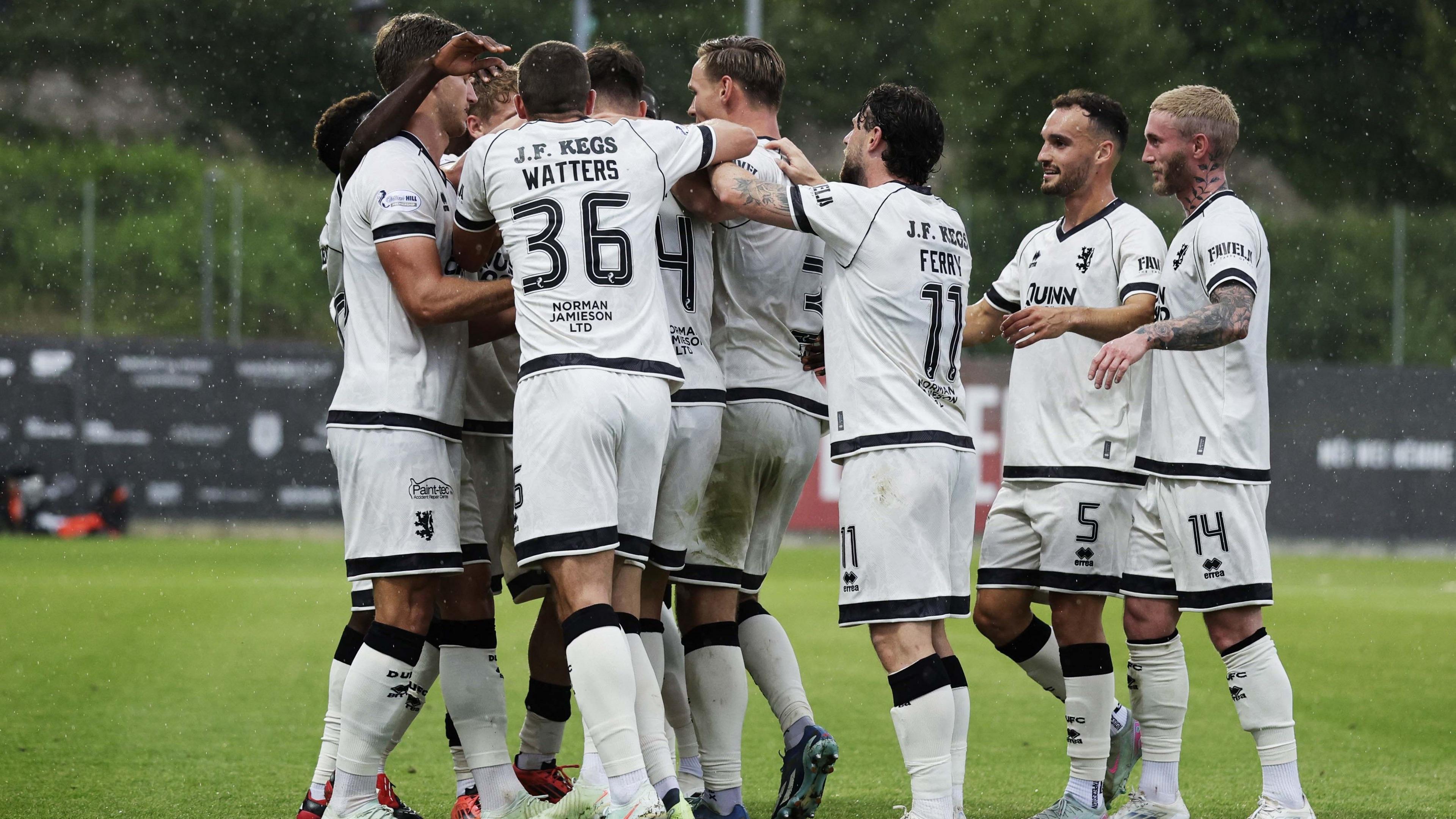 DUndee United celebrate