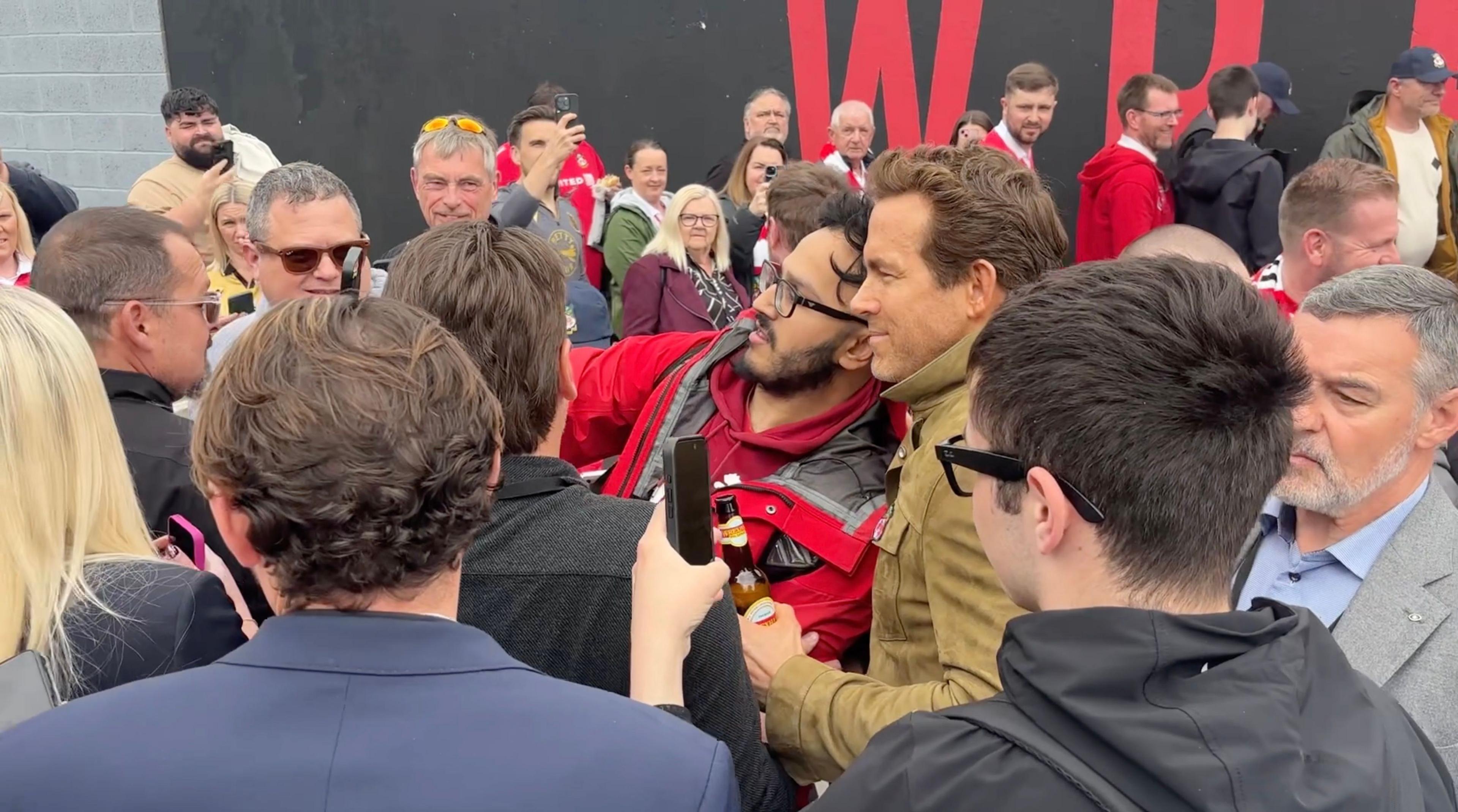 Ryan Reynolds yn cwrdd â chefnogwyr Wrecsam