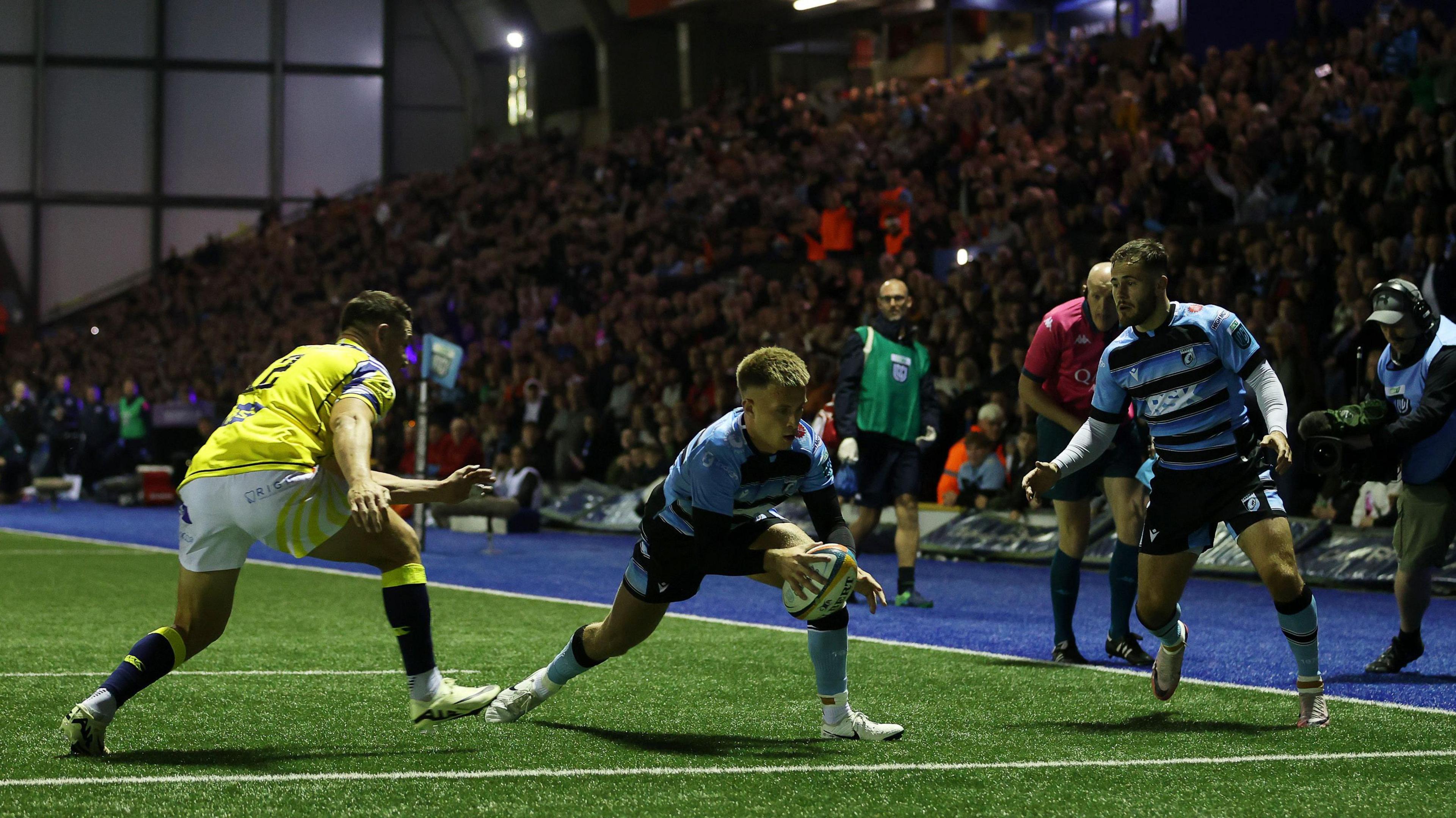 Cam Winnett scores for Cardiff against Zebre