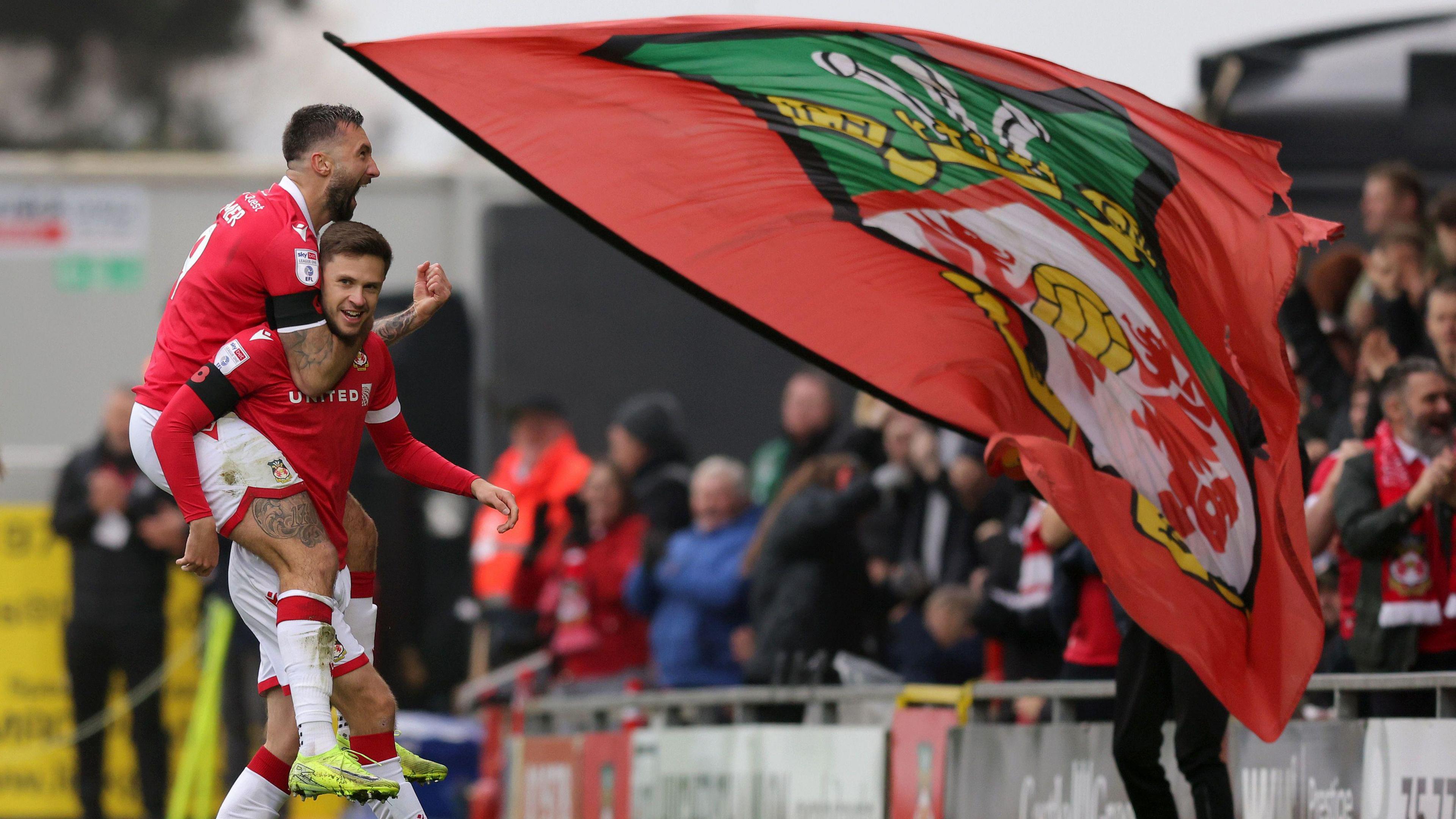 Ryan Barnett ac Ollie Palmer yn dathlu ar ôl sgorio'r gôl fuddugol yn erbyn Mansfield