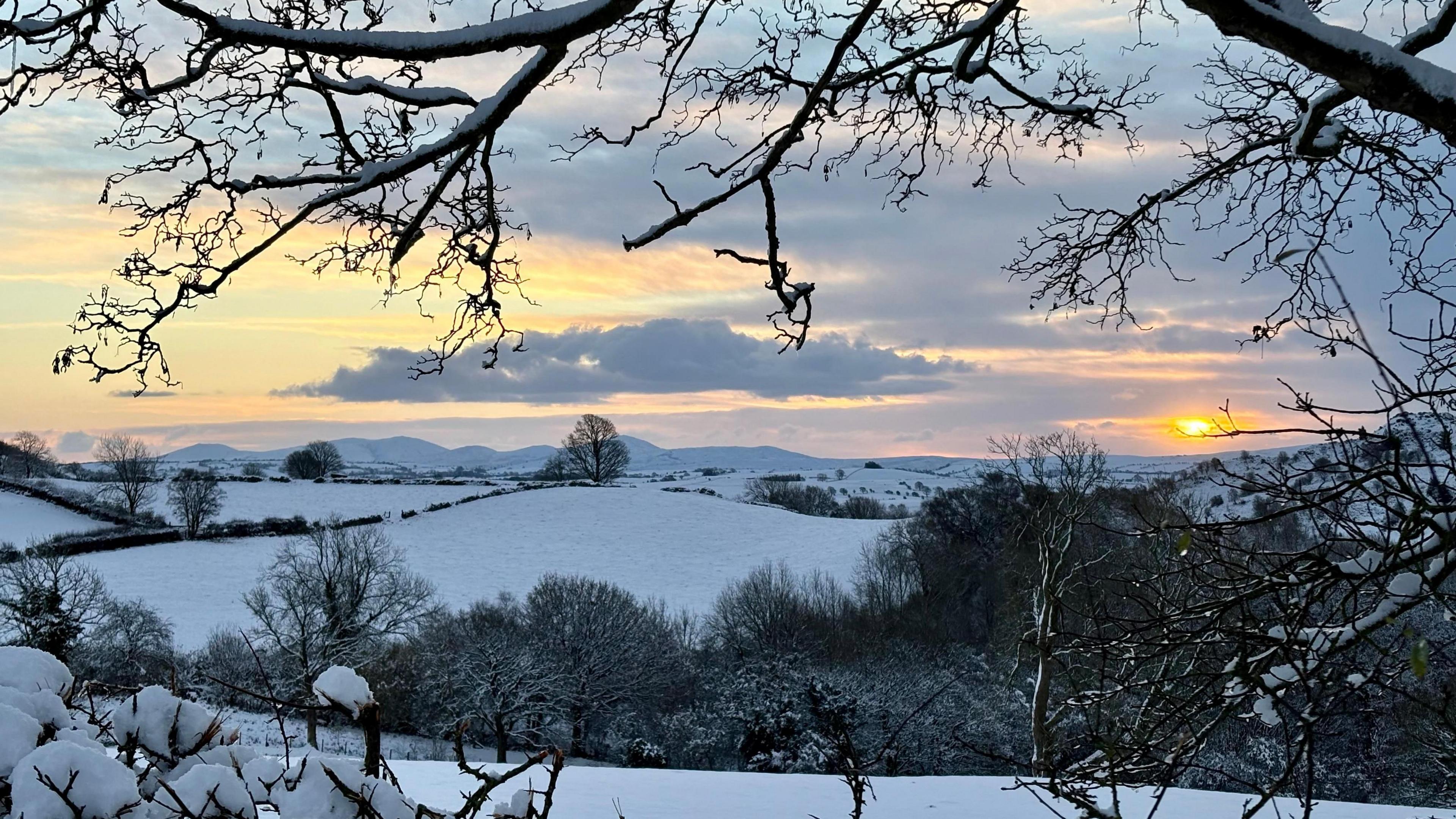 Betws Gwerful Goch yn yr eira 