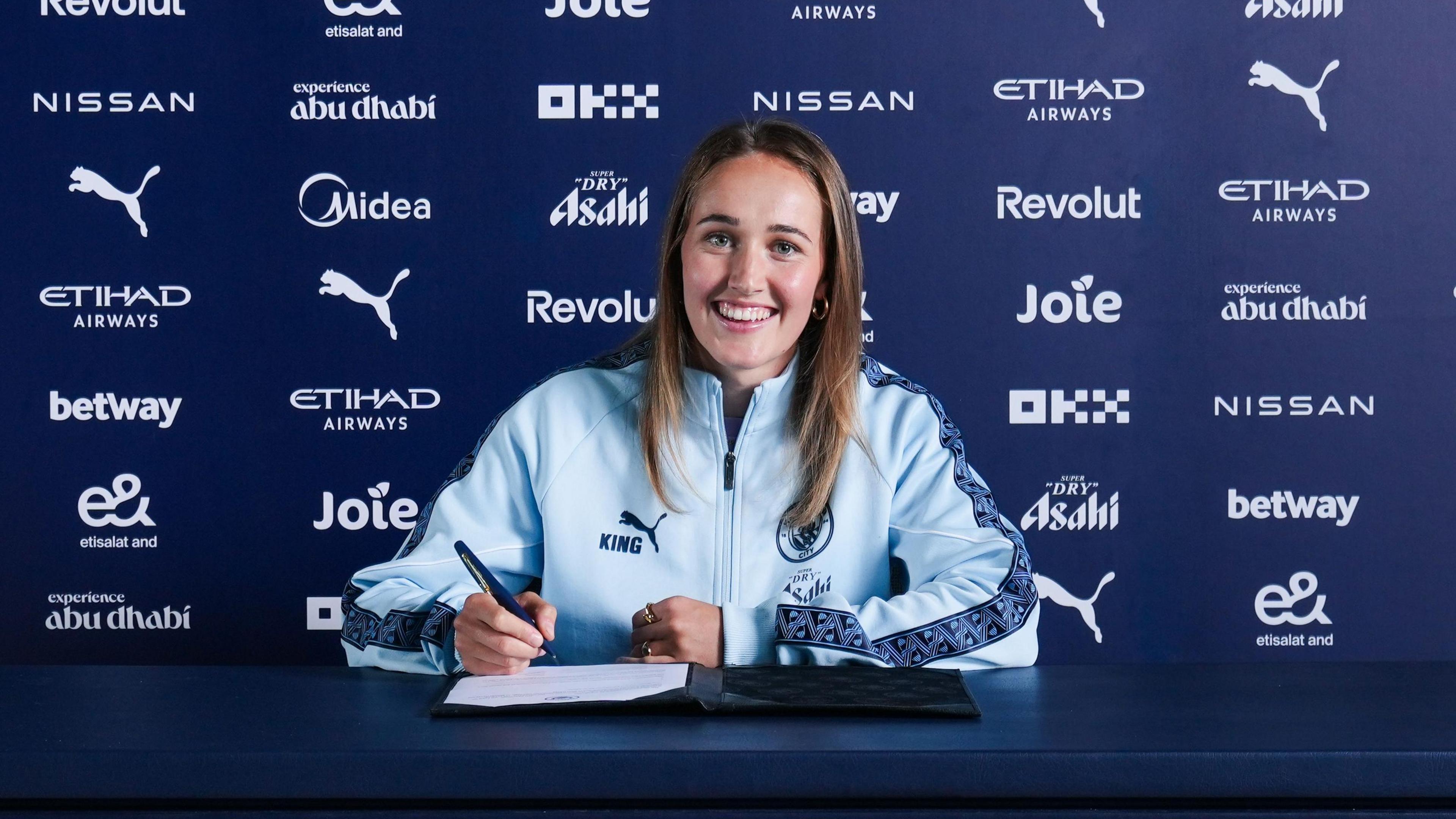 Sydney Lohmann signs her Manchester City contract