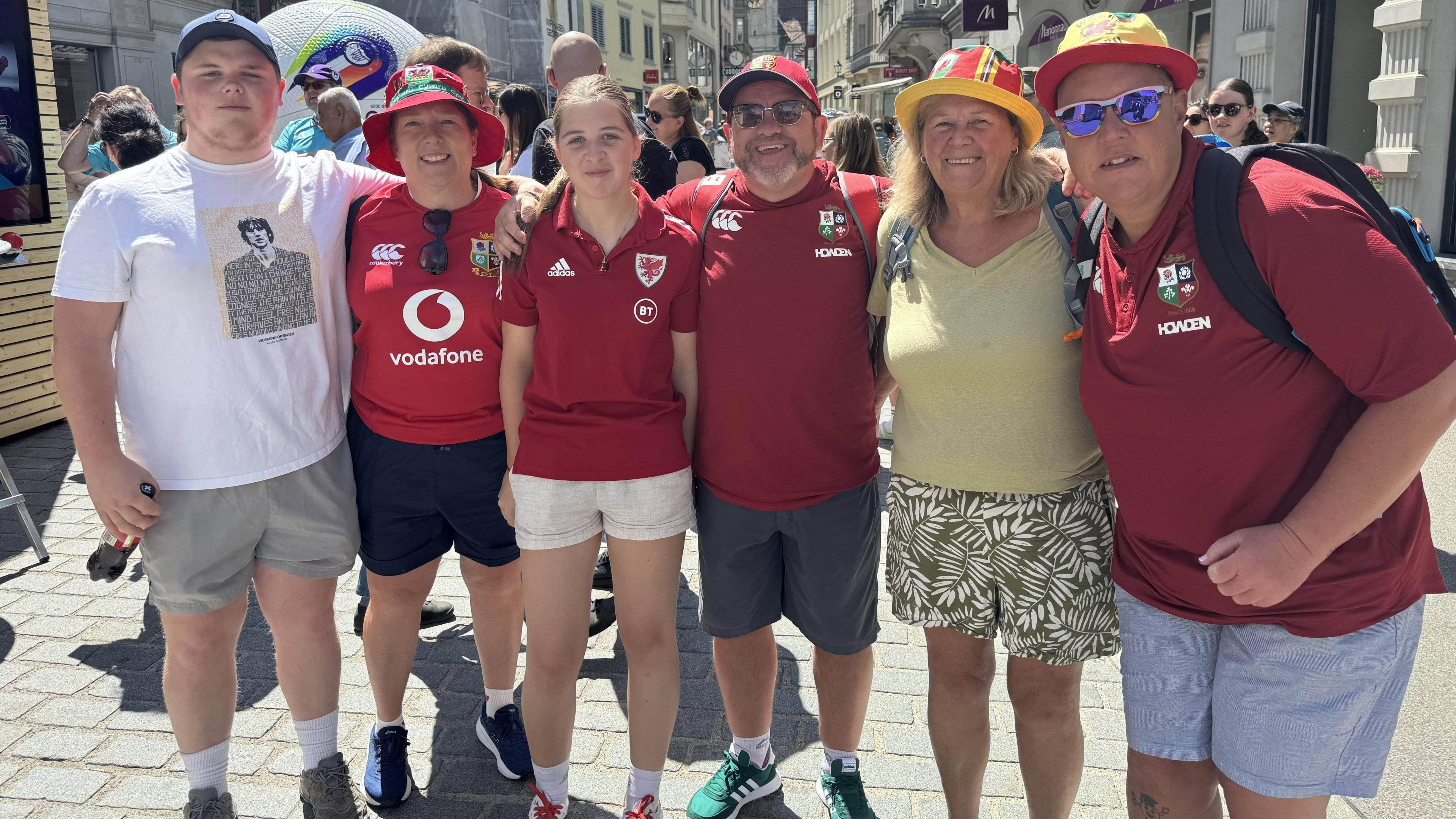 Cefnogwyr Cymru yn St Gallen cyn y gêm yn erbyn Lloegr yn Euro 2025