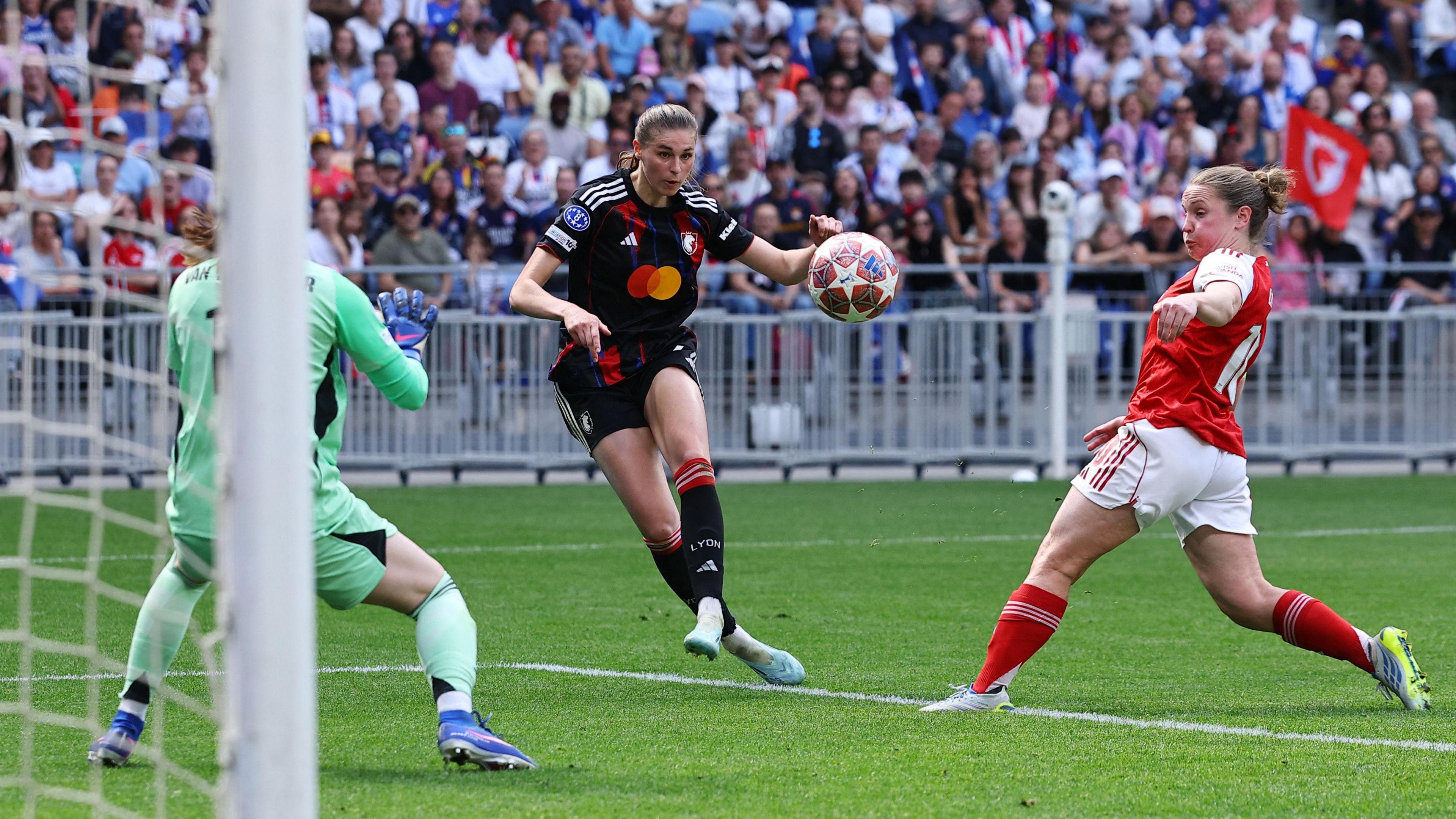Jule Brand scores Lyon's third goal