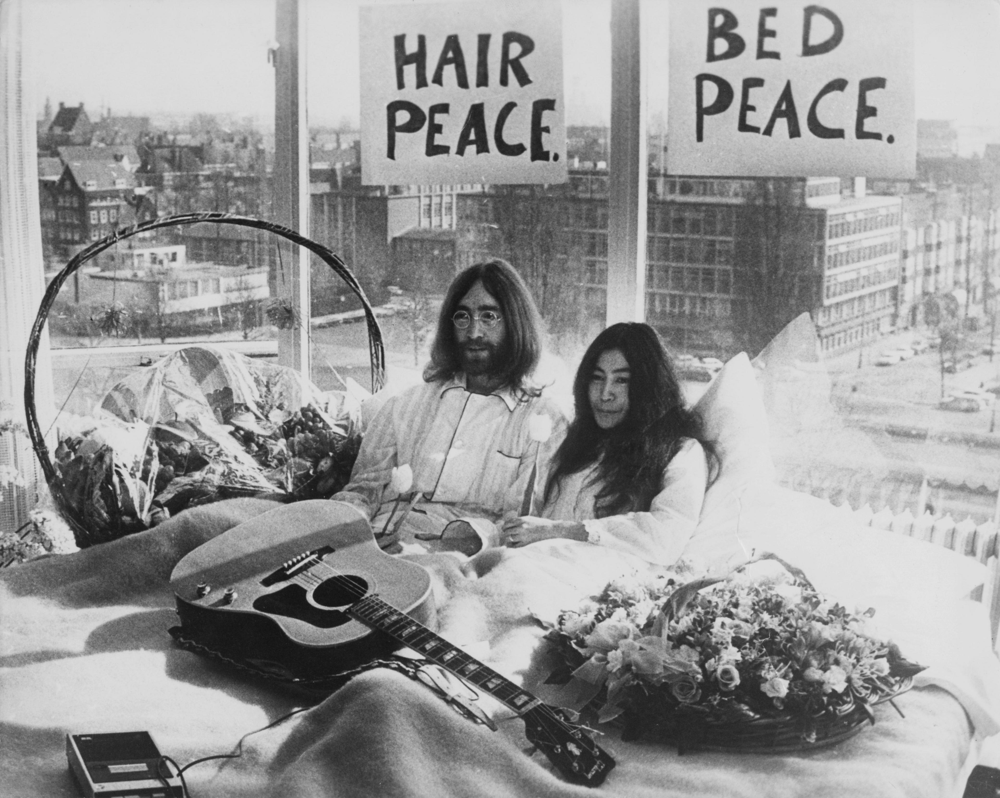 John Lennon and Yoko Ono staging their 'bed-in for peace' event