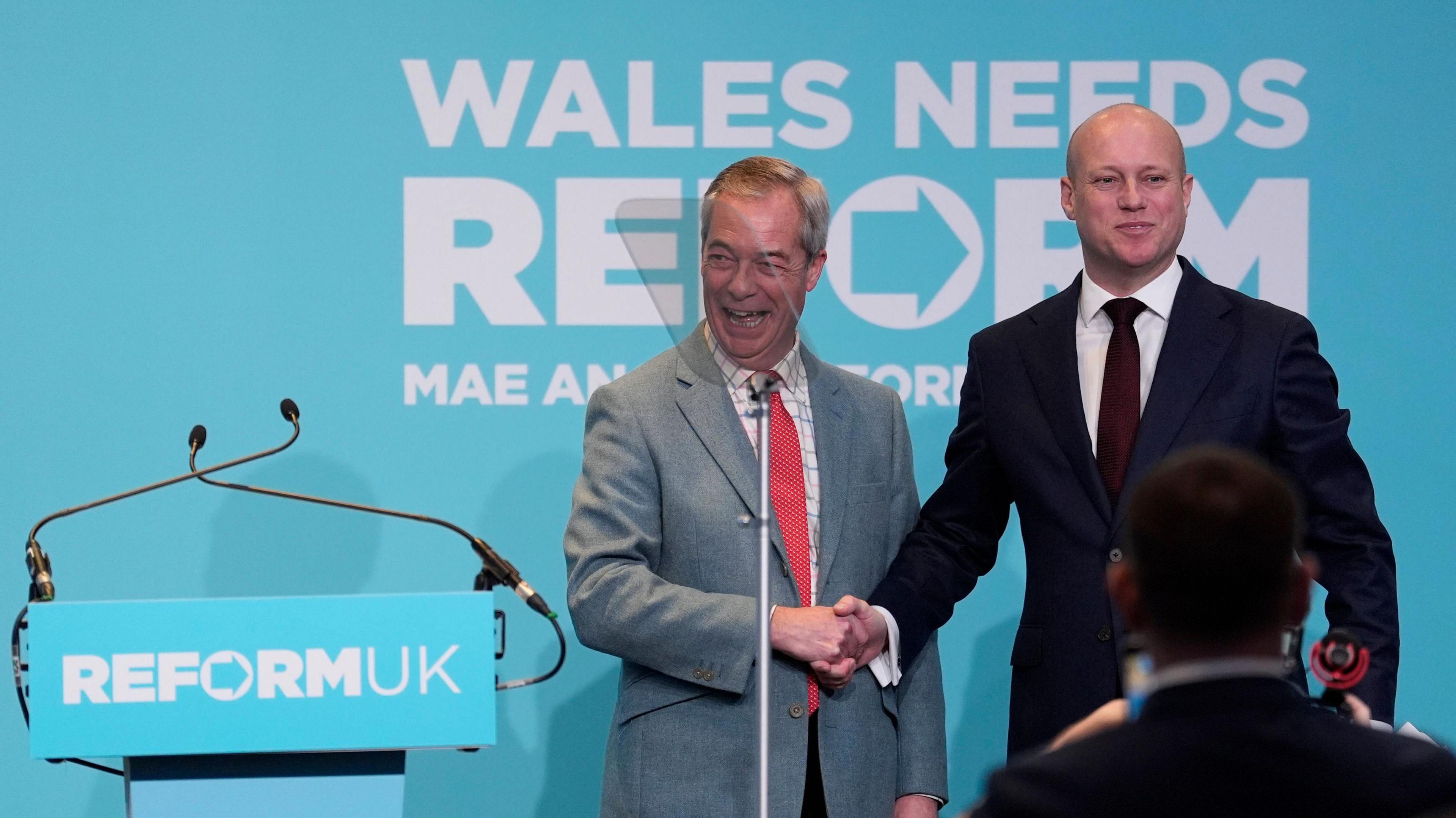Arweinydd Reform UK Nigel Farage yn croesawu Dan Thomas ar lwyfan