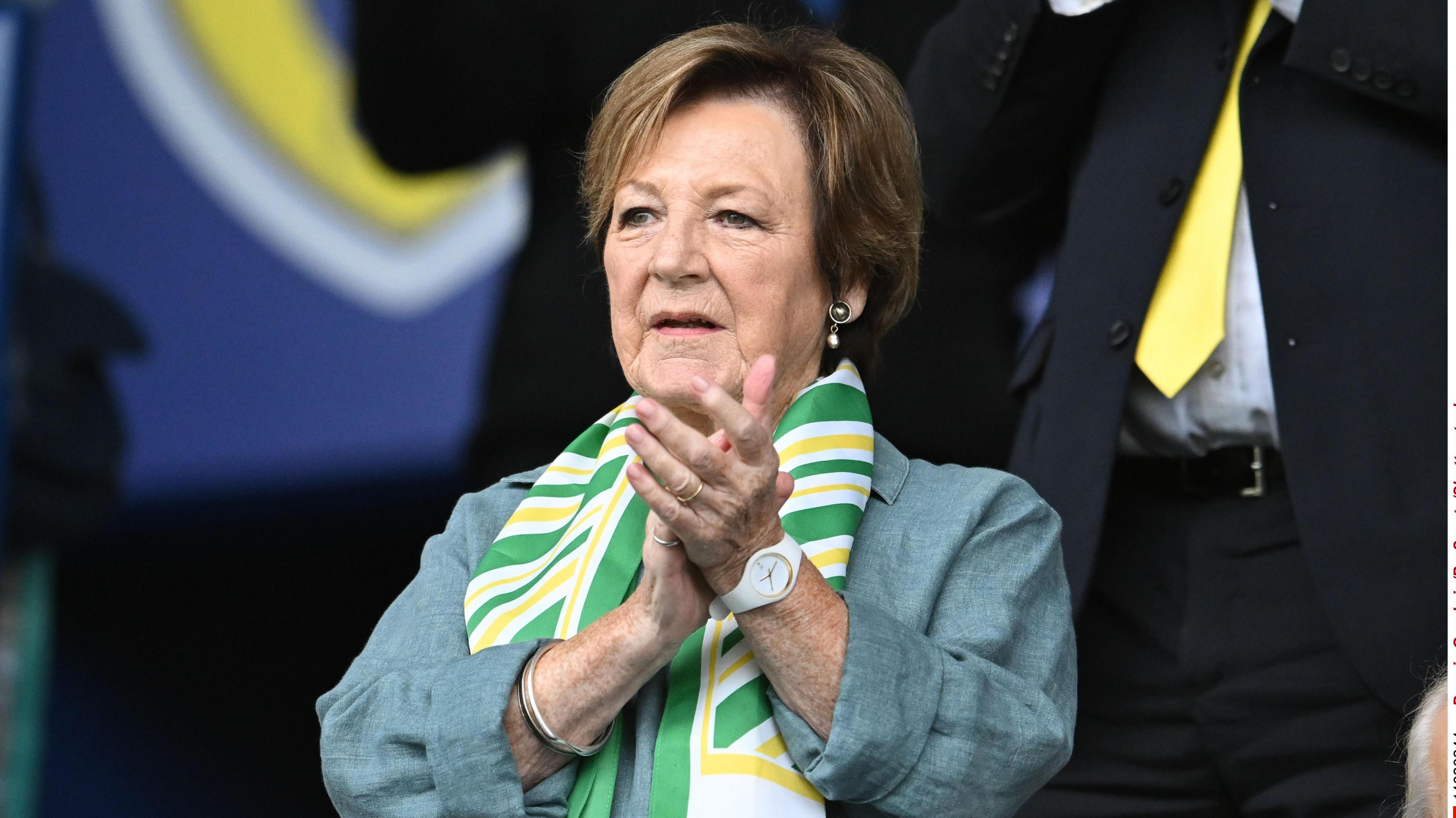 Delia Smith clapping